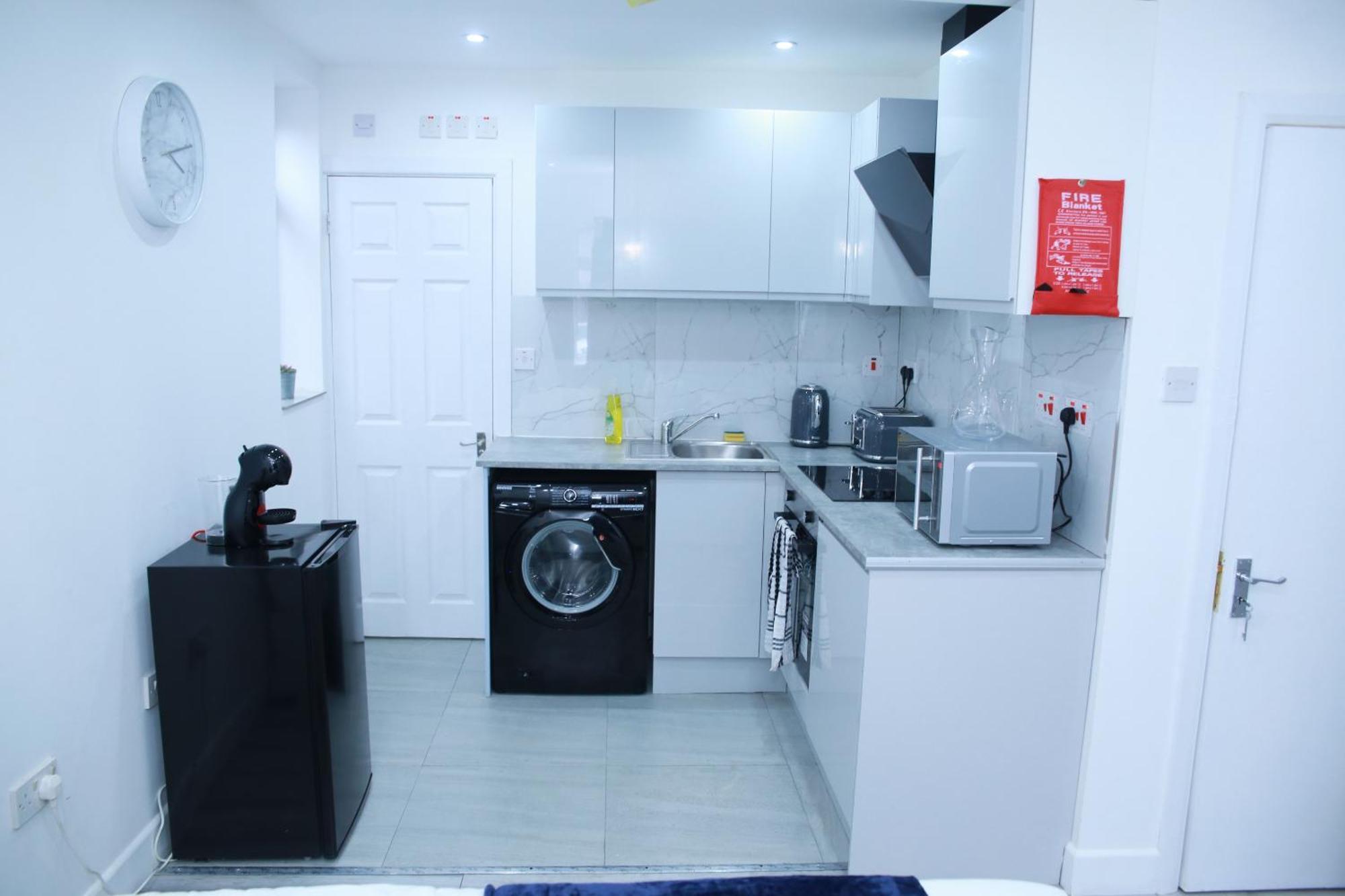 Apartment Lovely With Free Parking On Premises.