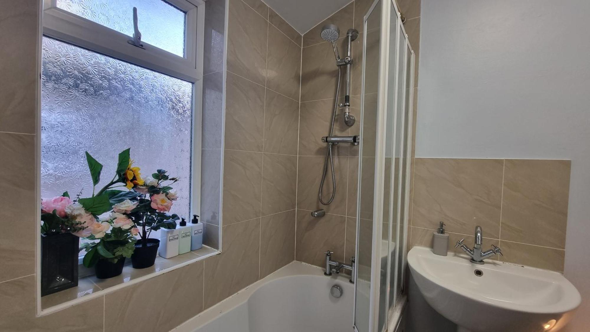 Chic Double Room, 20 Mins To London, Supermarkets, Shops, Bars, Metro Few Mins Walk Privat overnatting