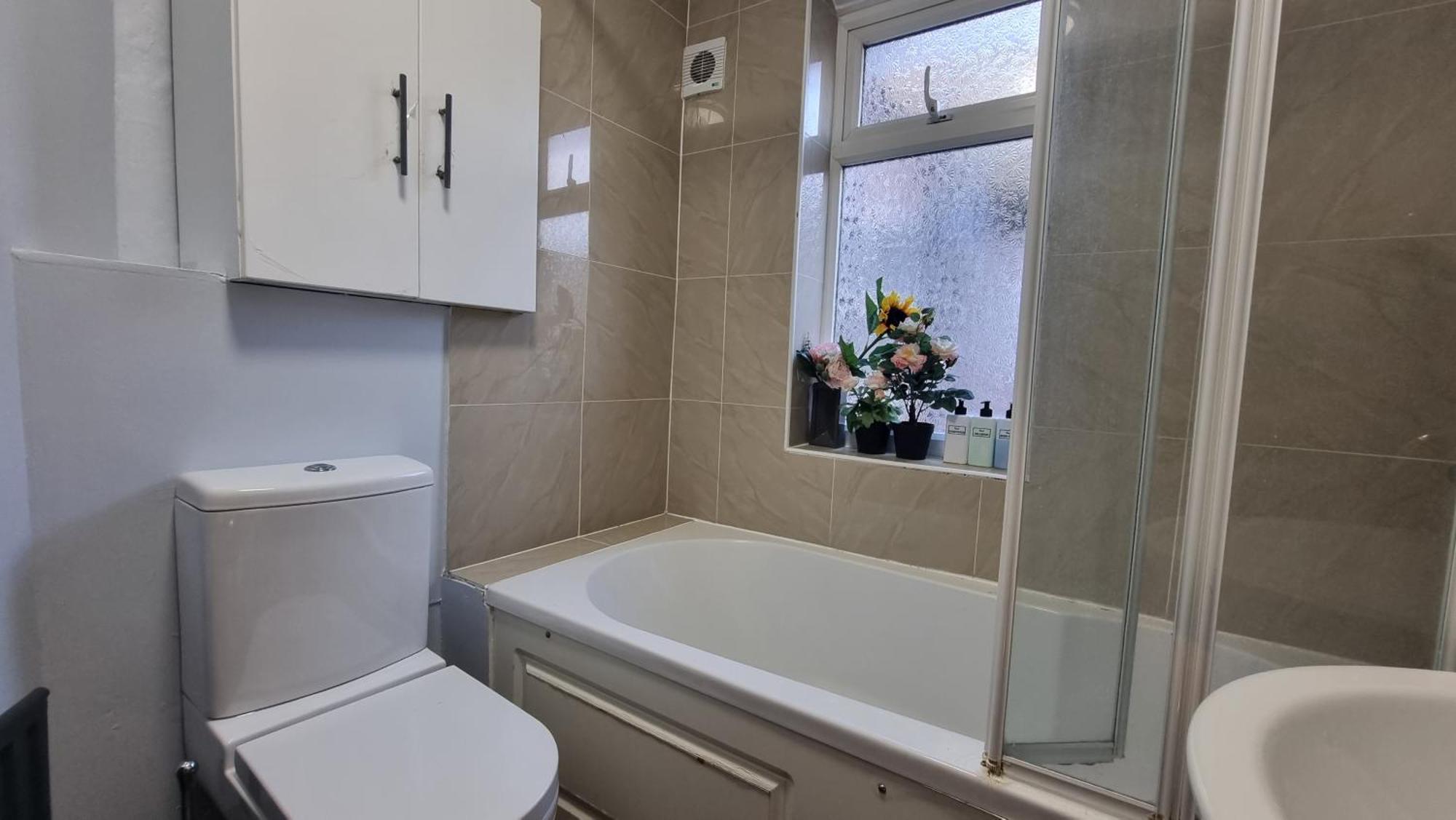 Privat overnatting Chic Double Room, 20 Mins To London, Supermarkets, Shops, Bars, Metro Few Mins Walk London