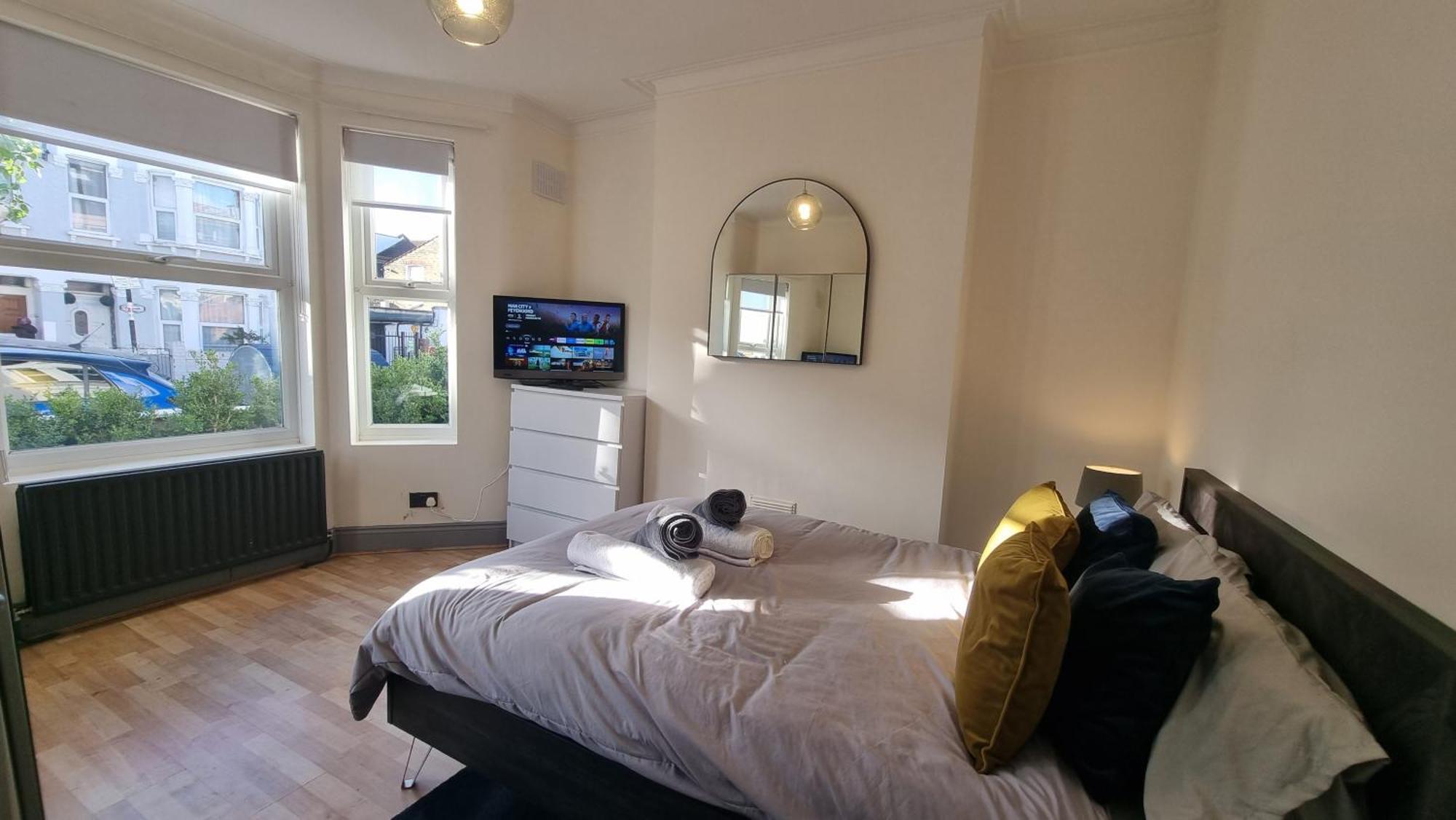 Chic Double Room, 20 Mins To London, Supermarkets, Shops, Bars, Metro Few Mins Walk London
