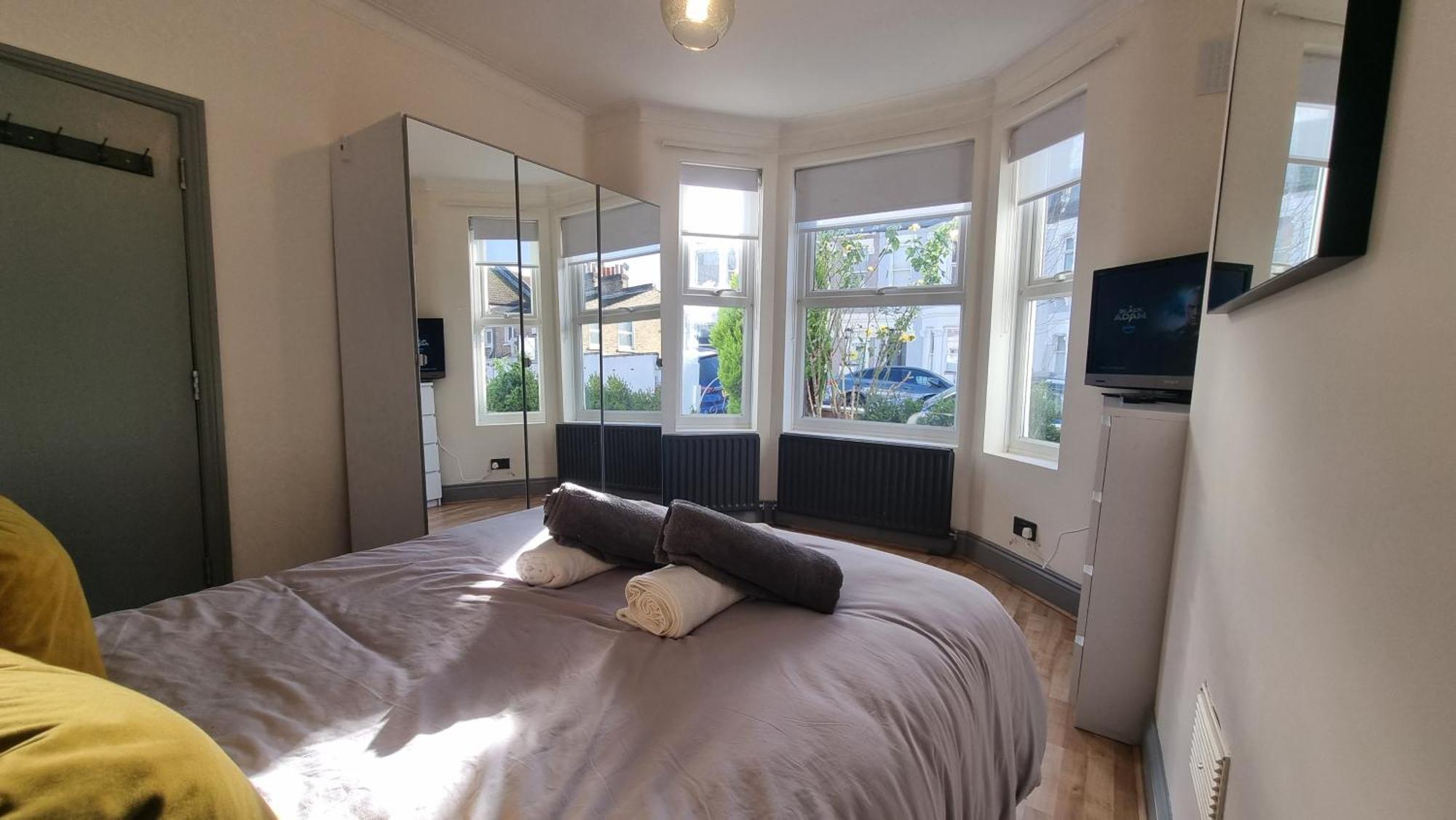 Privat overnatting Chic Double Room, 20 Mins To London, Supermarkets, Shops, Bars, Metro Few Mins Walk London