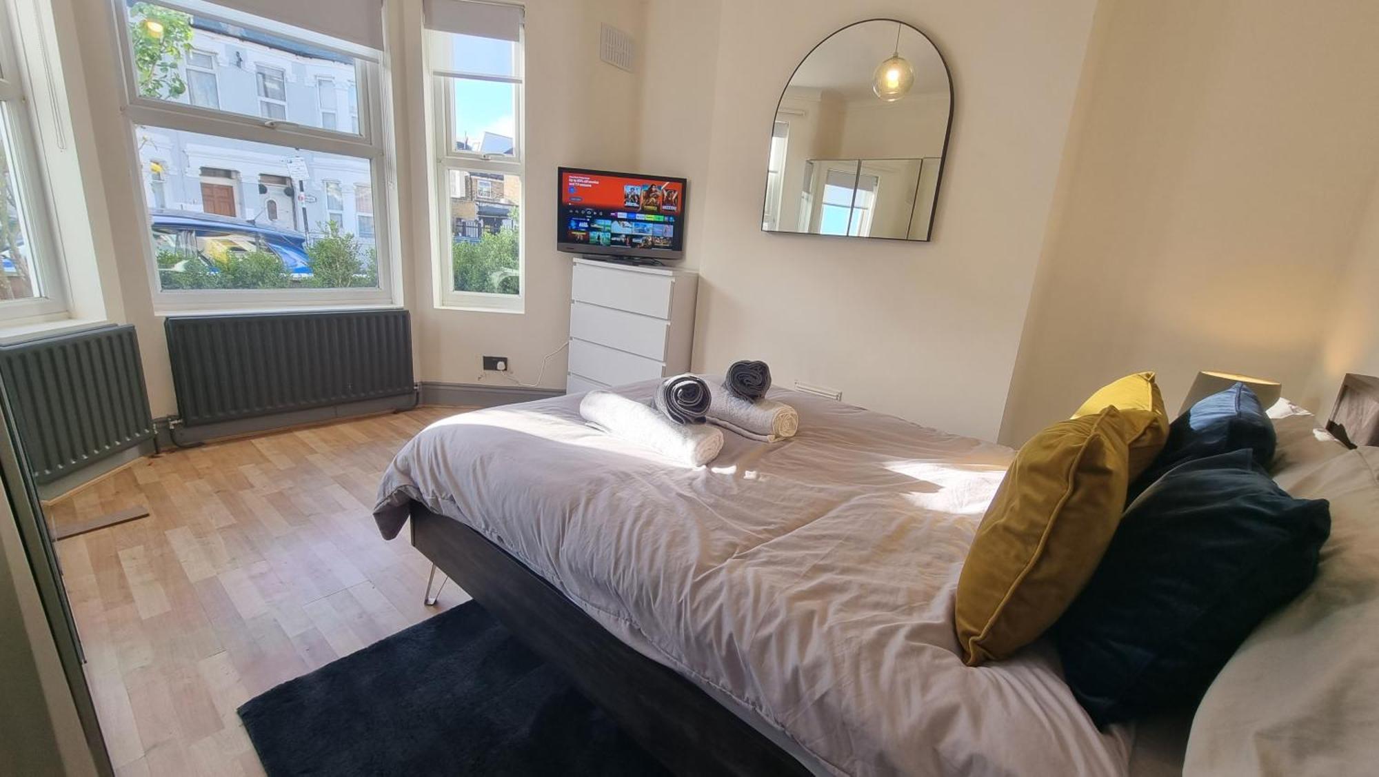 Chic Double Room, 20 Mins To London, Supermarkets, Shops, Bars, Metro Few Mins Walk Privat overnatting London