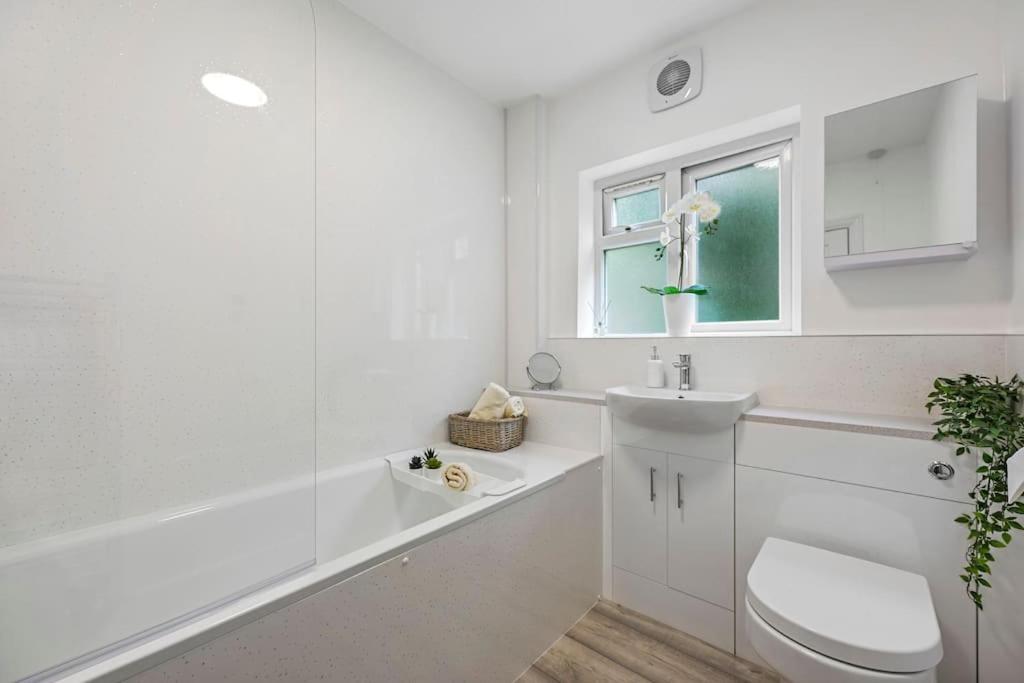 Apartment Spacious 2-bed Flat, Acton London