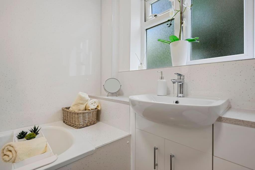 Spacious 2-bed Flat, Acton * London