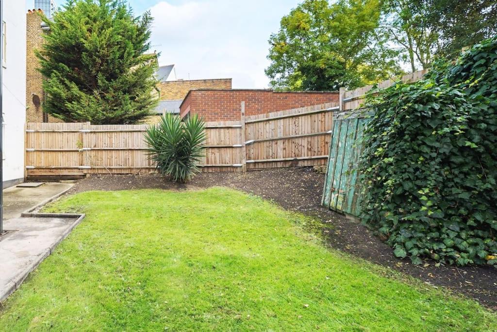 Spacious 2-bed Flat, Acton Apartment