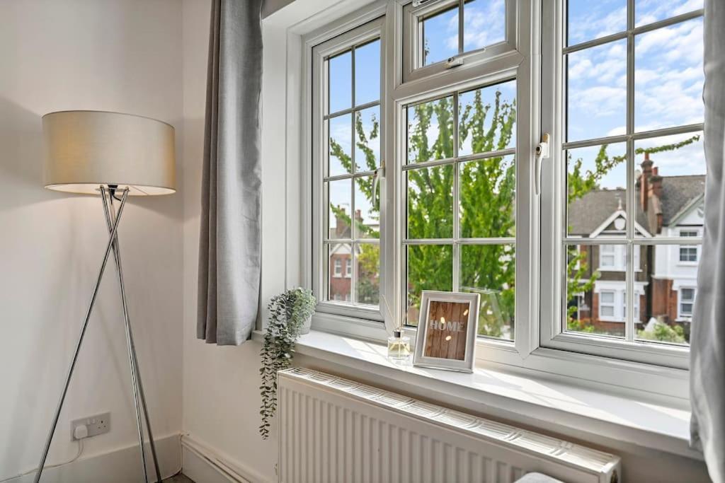 Spacious 2-bed Flat, Acton *