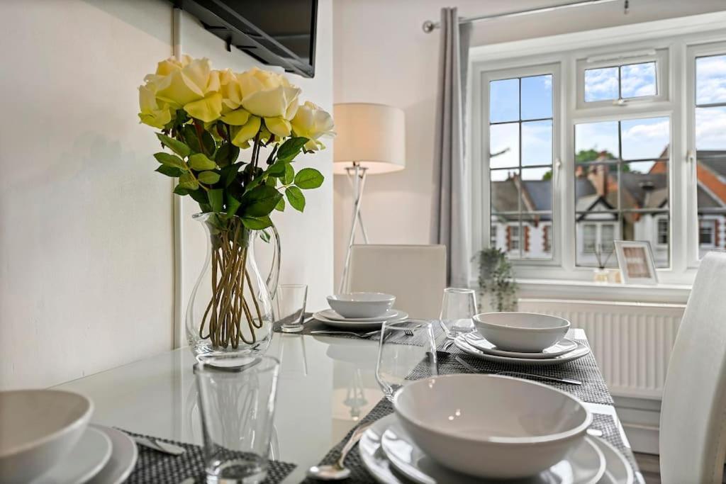 Spacious 2-bed Flat, Acton Apartment London