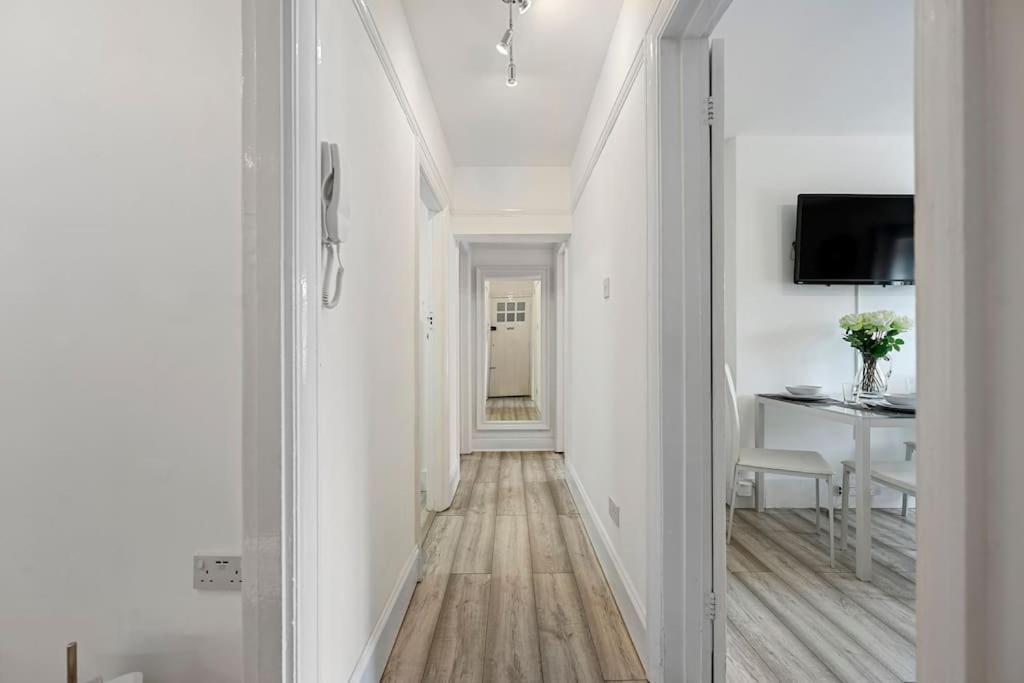 Spacious 2-bed Flat, Acton * London