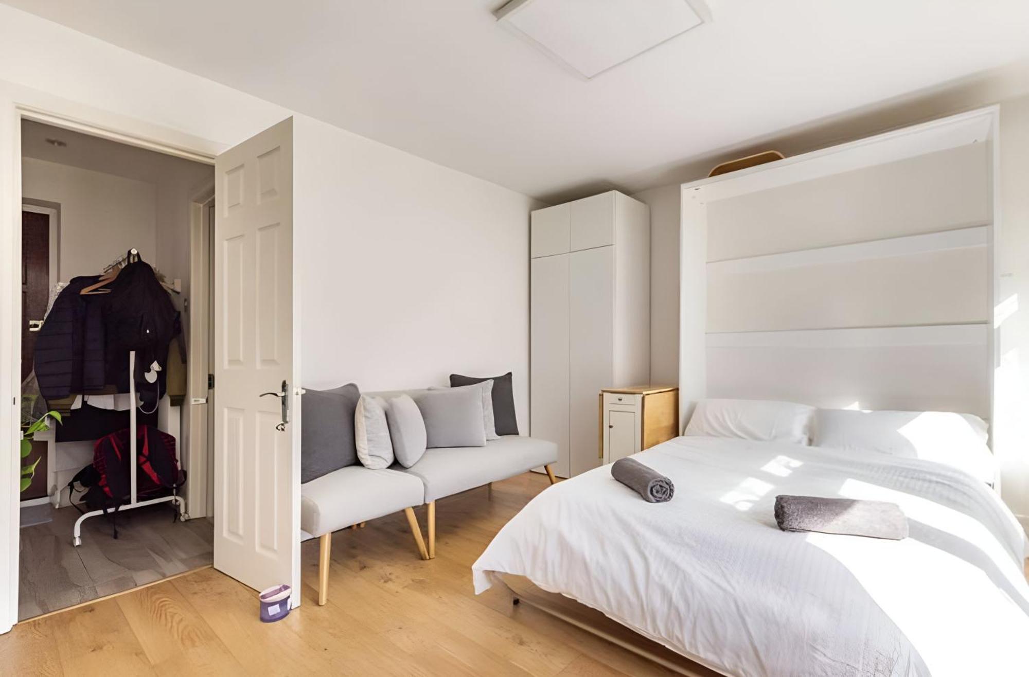 Modern With Bathroom & Garden In A Shared House - No Kitchen Privatunterkunft *
