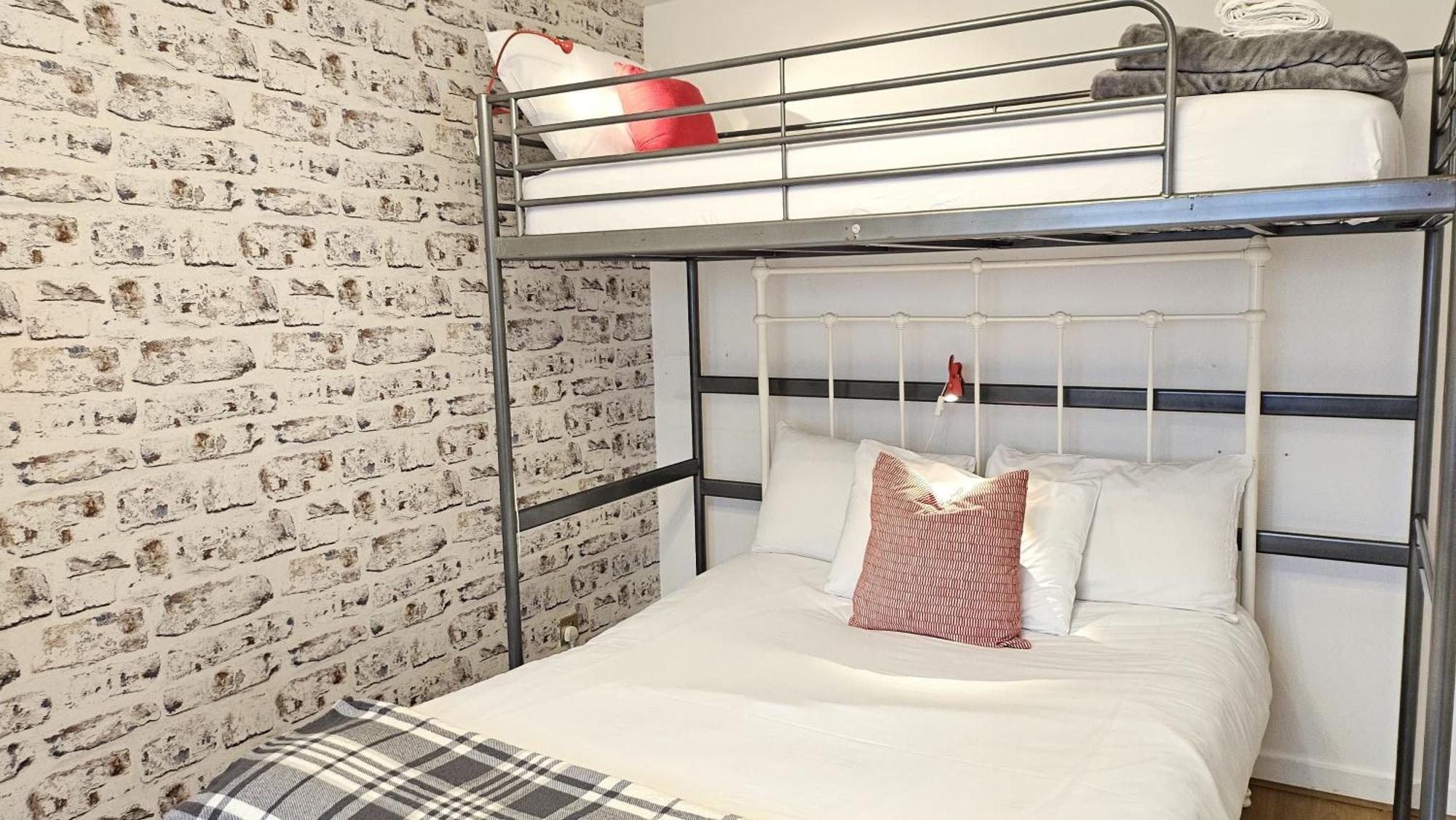 Tower Bridge Rainbow Guest house