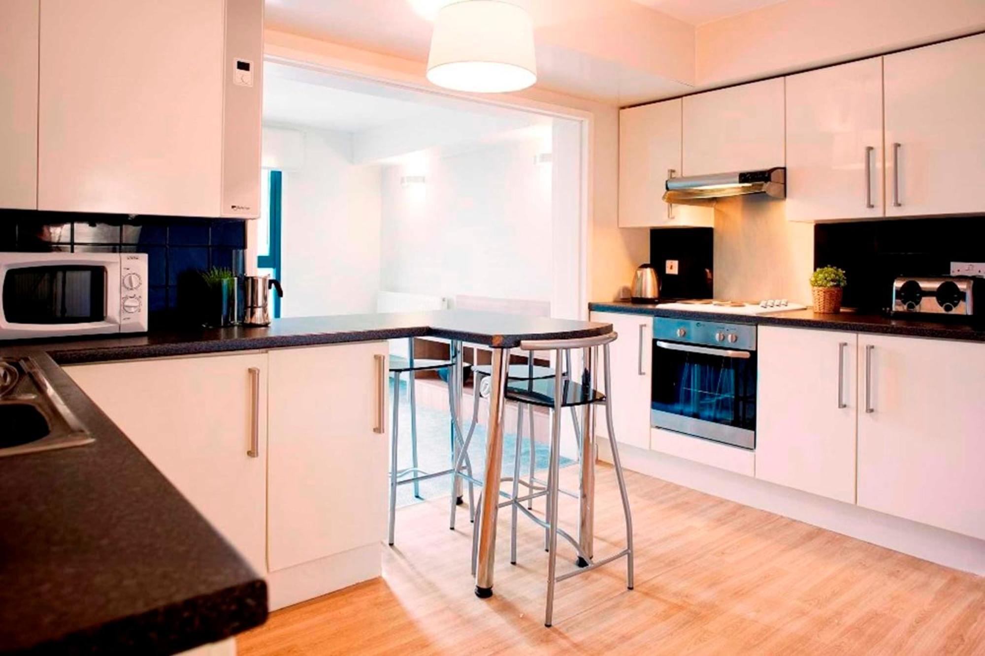 Spacious And Comfy At Chapter Highbury I In Lägenhet *