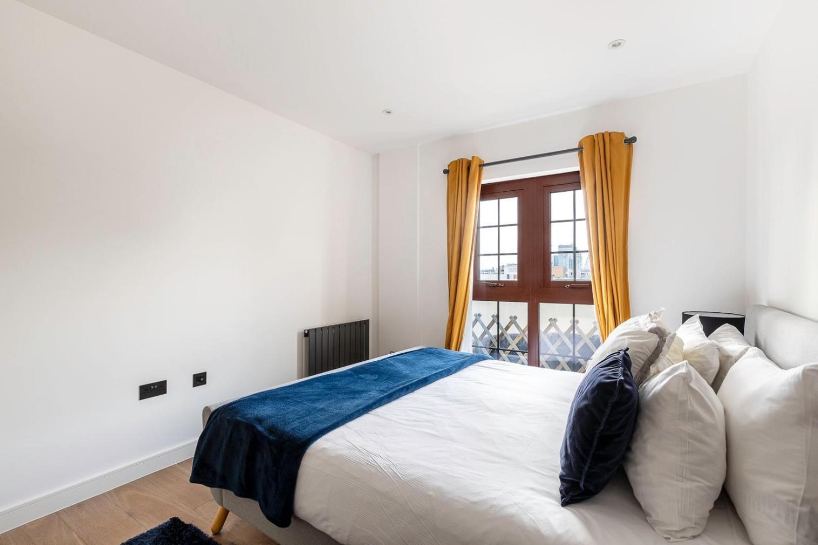View Spacious 2 Bedroom Penthouse Apartment London