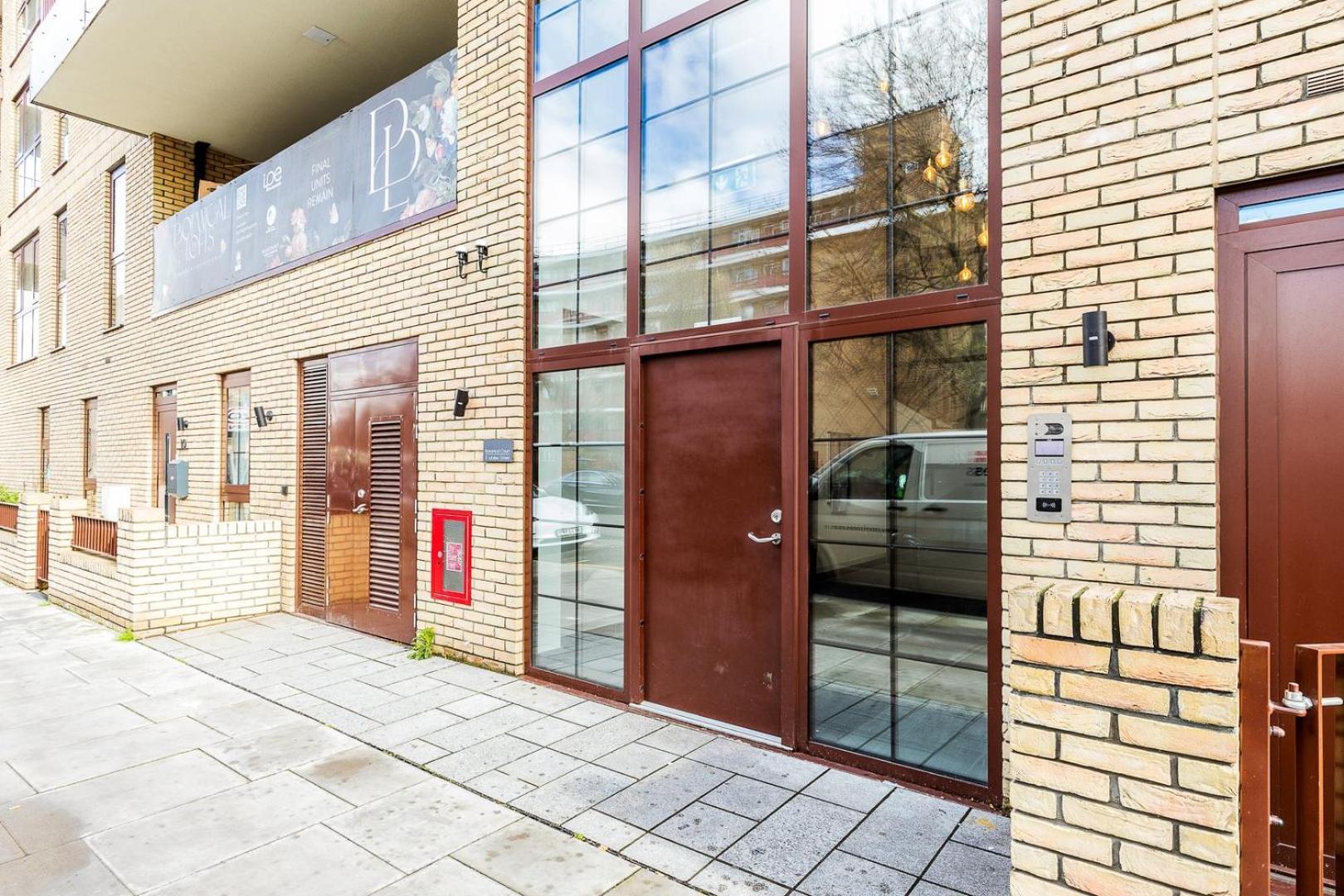 View Spacious 2 Bedroom Penthouse *