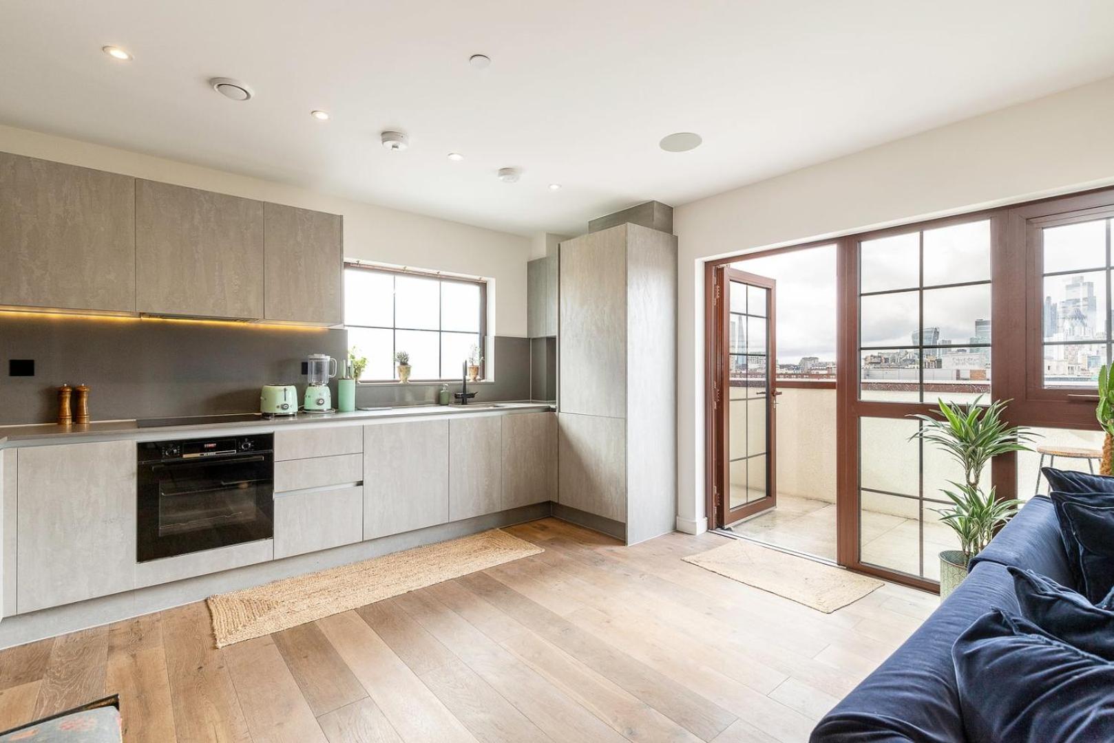 View Spacious 2 Bedroom Penthouse * London