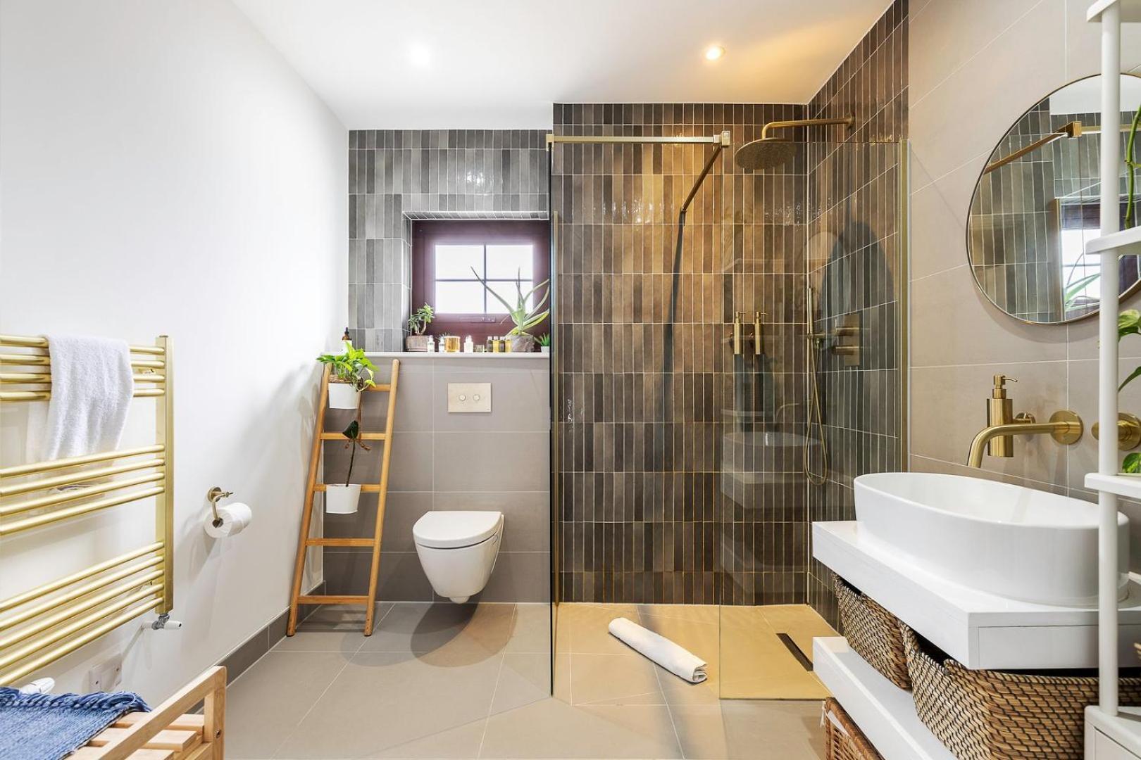 View Spacious 2 Bedroom Penthouse Apartment London