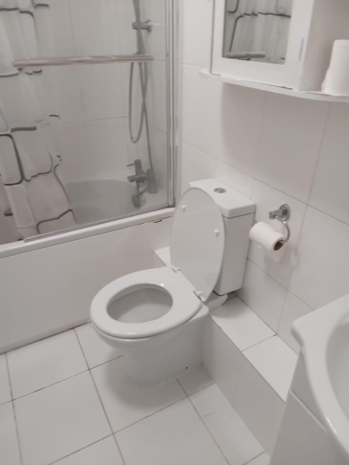 Exclusive Luxurious Double Bedroom In A Beautiful Shared Flat Close To Transit & Grocery Stores * London