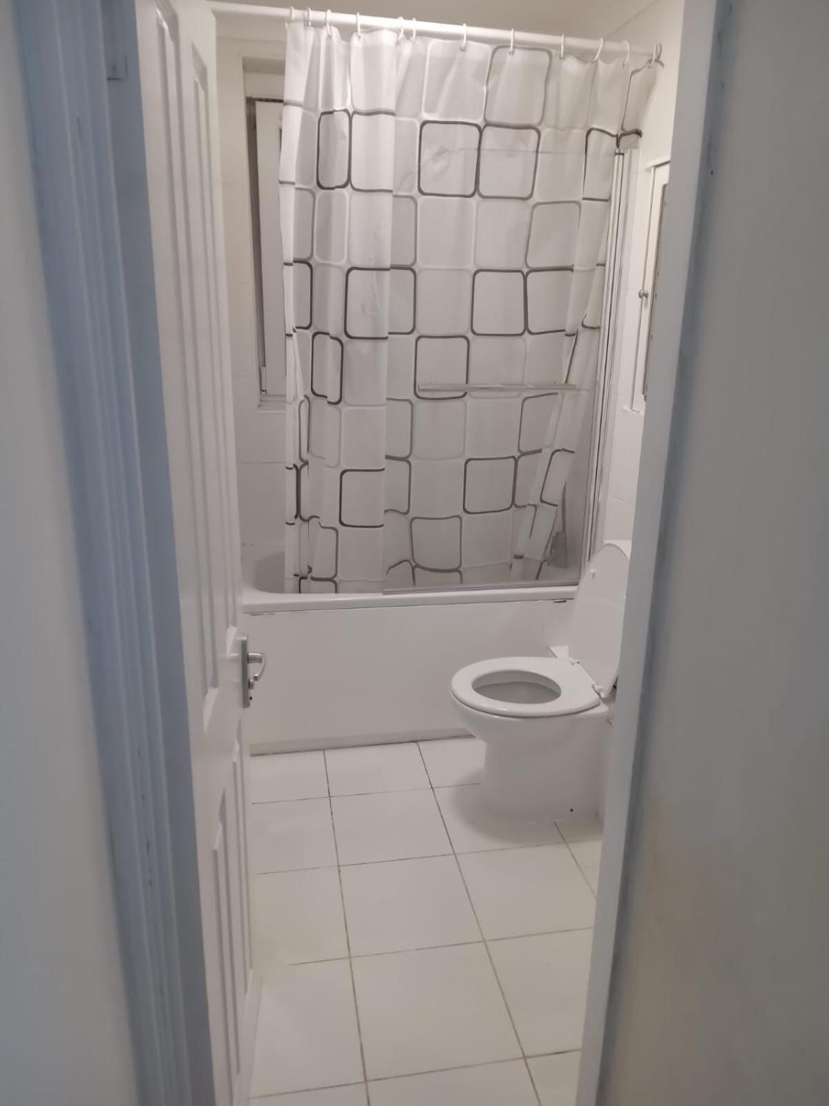 Exclusive Luxurious Double Bedroom In A Beautiful Shared Flat Close To Transit & Grocery Stores * London