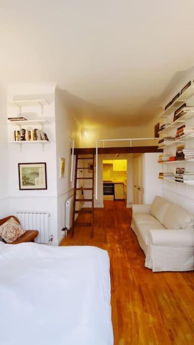 Artist In Notting Hill * London