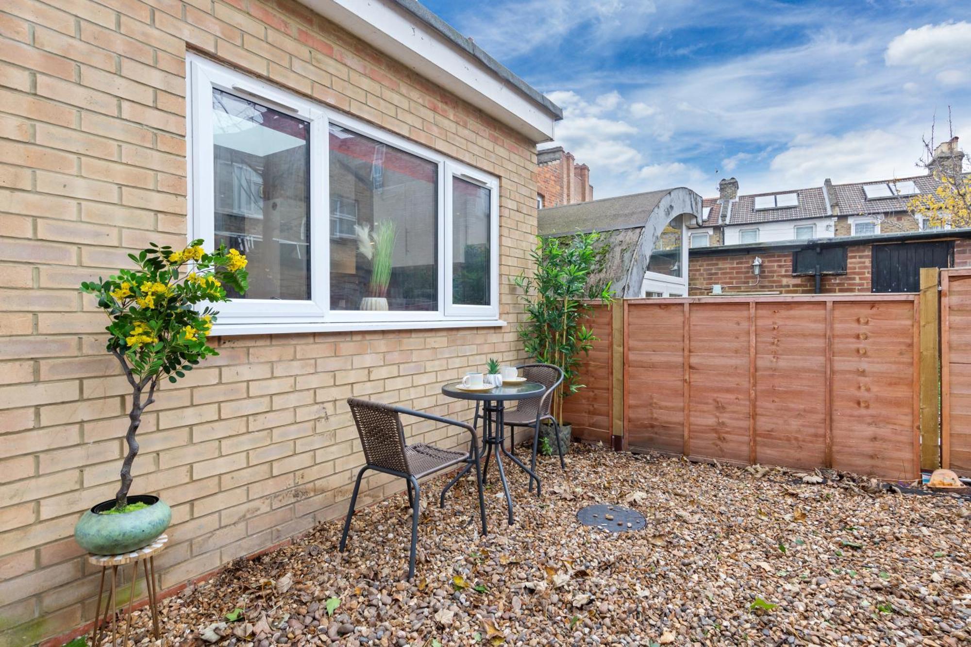 Lägenhet Stylish 2 Bedroom Haven In Zone 2-15 Mins To Central London- Garden & Parking Available! 5 Beds-Sleeps 6 People- Instant Book & Self Check-In! Save 20 Percent On Stays Of 7 Nights Or More ! *