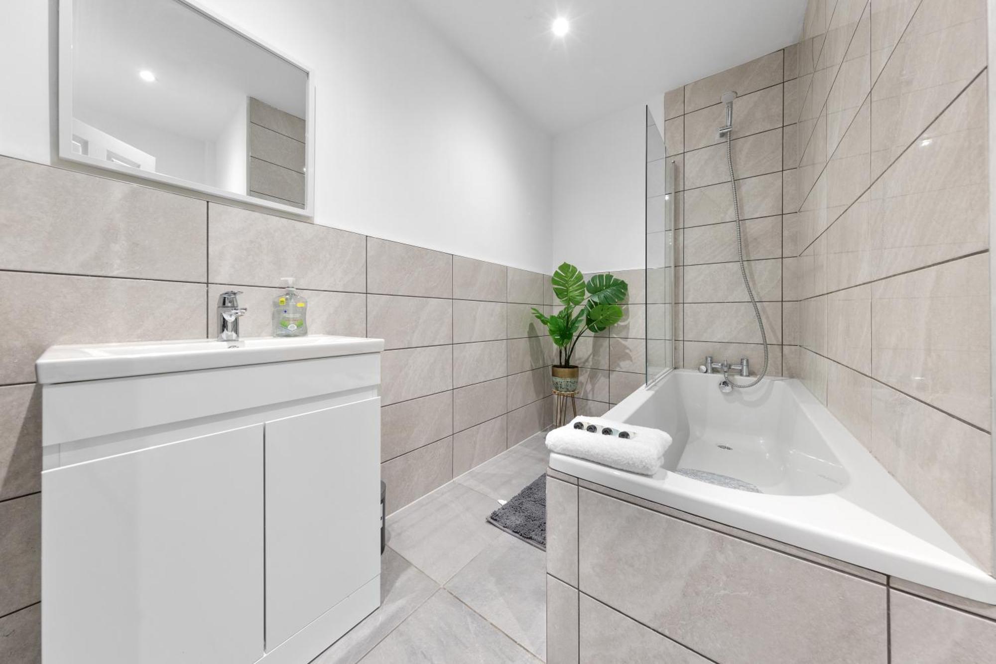 Stylish 2 Bedroom Haven In Zone 2-15 Mins To Central London- Garden & Parking Available! 5 Beds-Sleeps 6 People- Instant Book & Self Check-In! Save 20 Percent On Stays Of 7 Nights Or More ! Lägenhet