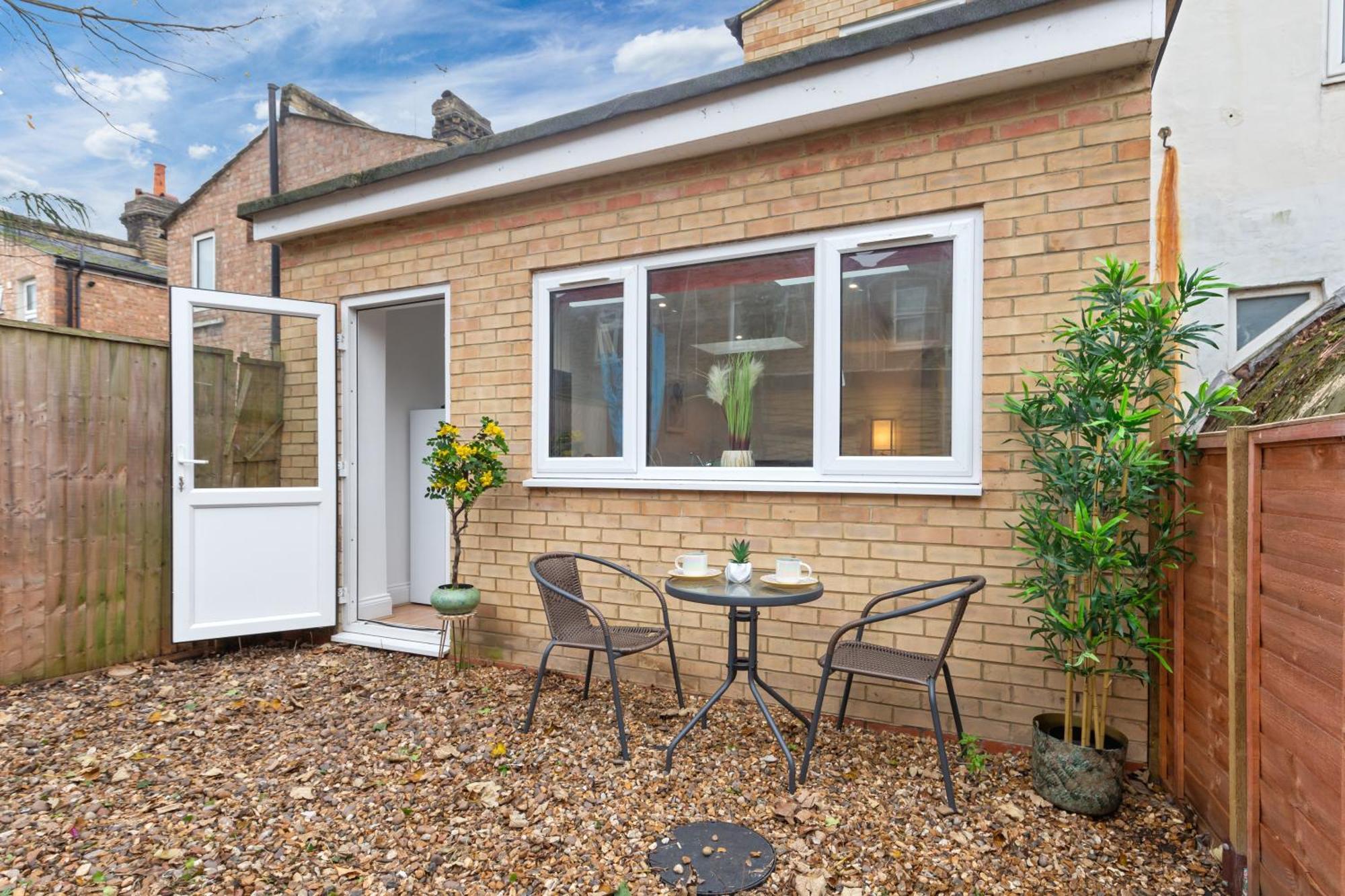 Stylish 2 Bedroom Haven In Zone 2-15 Mins To Central London- Garden & Parking Available! 5 Beds-Sleeps 6 People- Instant Book & Self Check-In! Save 20 Percent On Stays Of 7 Nights Or More ! Lägenhet London
