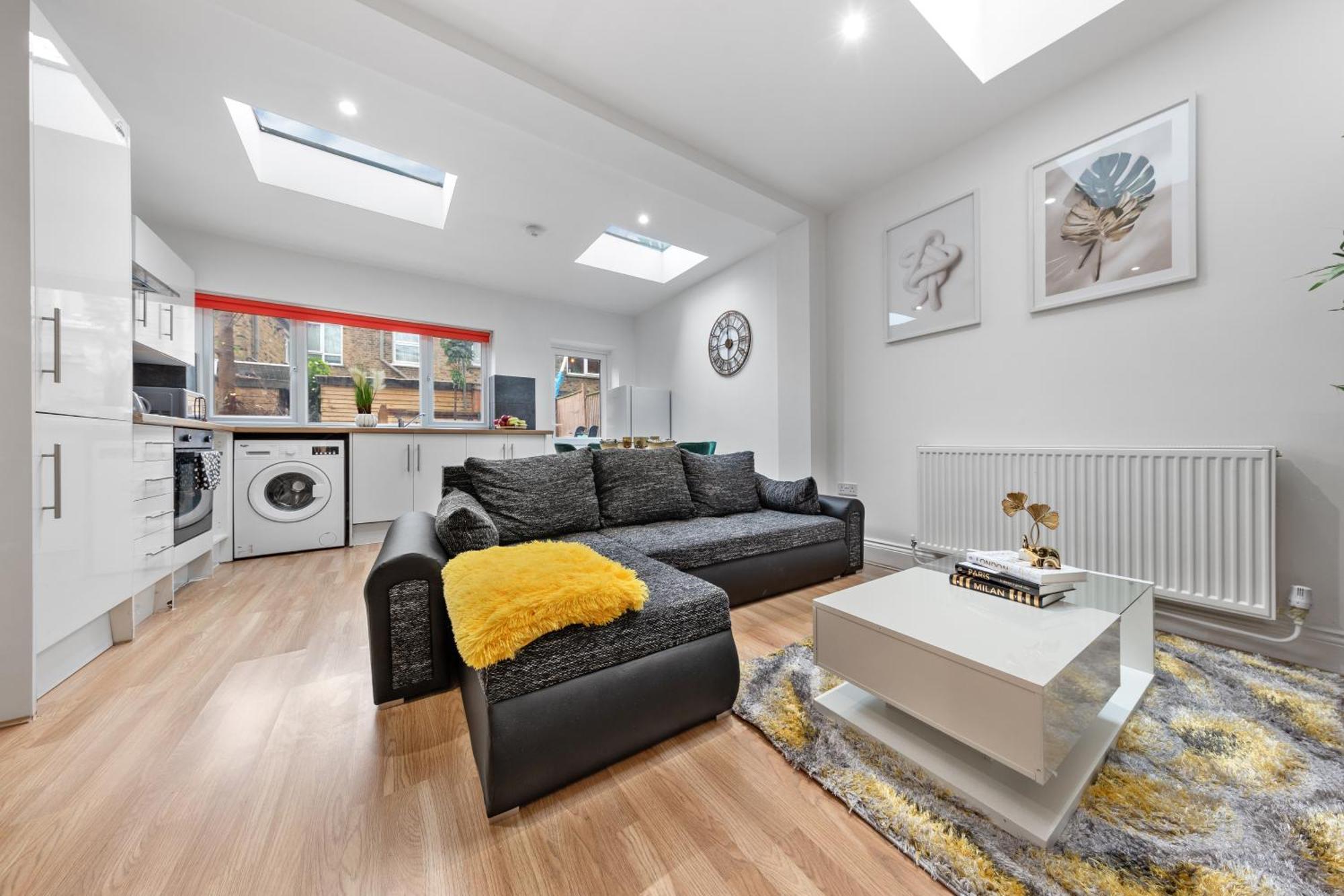 Lägenhet Stylish 2 Bedroom Haven In Zone 2-15 Mins To Central London- Garden & Parking Available! 5 Beds-Sleeps 6 People- Instant Book & Self Check-In! Save 20 Percent On Stays Of 7 Nights Or More ! London