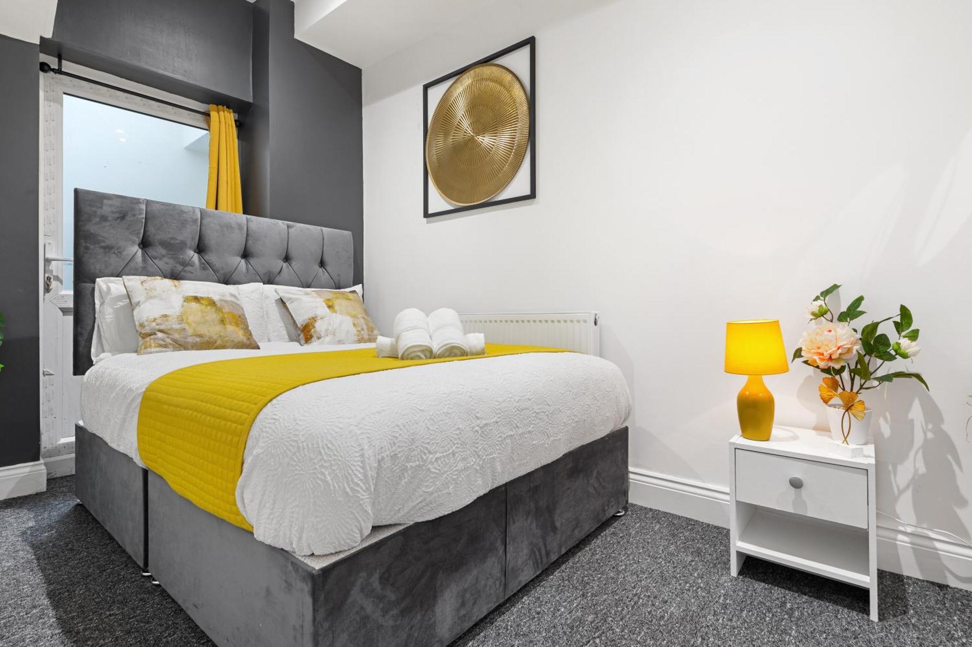 Stylish 2 Bedroom Haven In Zone 2-15 Mins To Central London- Garden & Parking Available! 5 Beds-Sleeps 6 People- Instant Book & Self Check-In! Save 20 Percent On Stays Of 7 Nights Or More ! Lägenhet