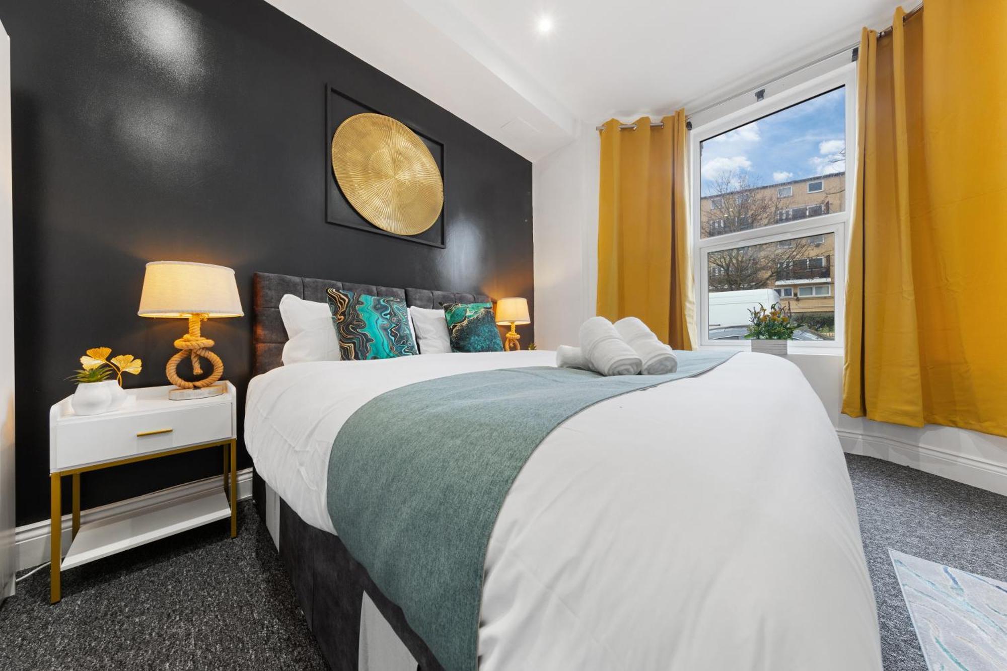 Stylish 2 Bedroom Haven In Zone 2-15 Mins To Central London- Garden & Parking Available! 5 Beds-Sleeps 6 People- Instant Book & Self Check-In! Save 20 Percent On Stays Of 7 Nights Or More ! Lägenhet *