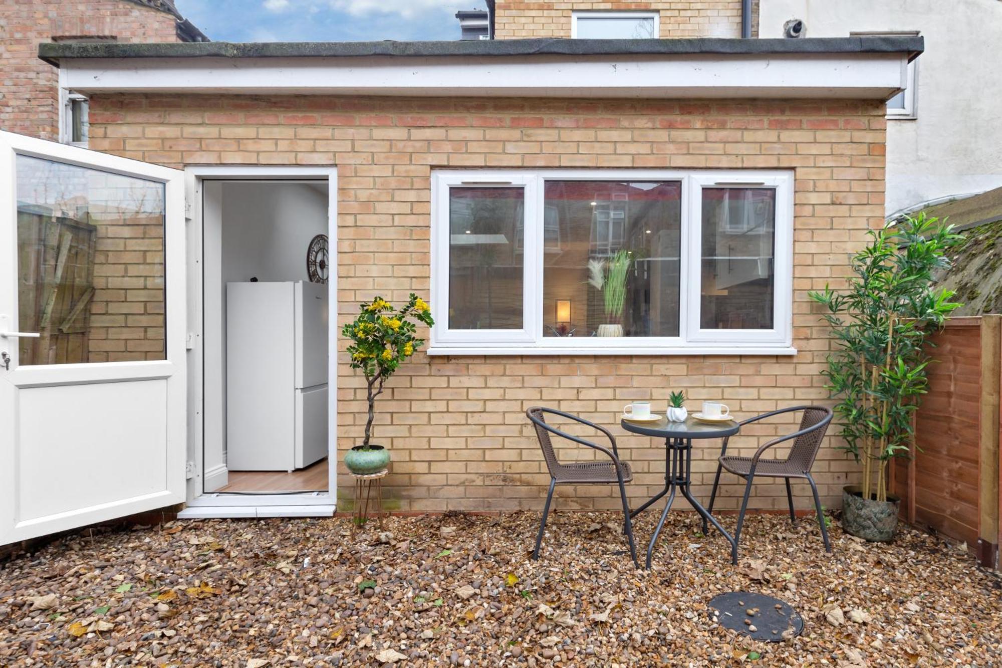 Stylish 2 Bedroom Haven In Zone 2-15 Mins To Central London- Garden & Parking Available! 5 Beds-Sleeps 6 People- Instant Book & Self Check-In! Save 20 Percent On Stays Of 7 Nights Or More ! Lägenhet London