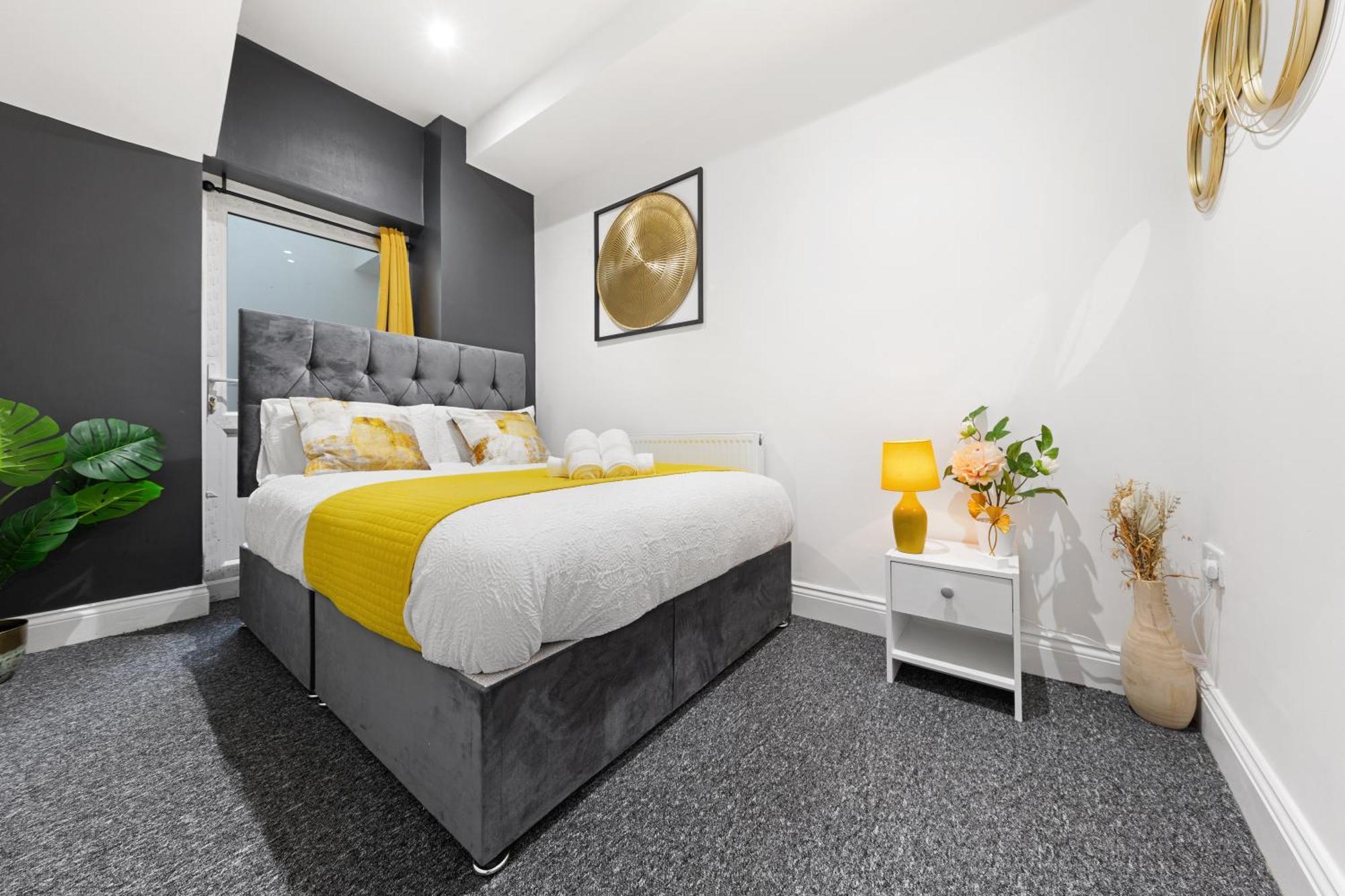 Stylish 2 Bedroom Haven In Zone 2-15 Mins To Central London- Garden & Parking Available! 5 Beds-Sleeps 6 People- Instant Book & Self Check-In! Save 20 Percent On Stays Of 7 Nights Or More ! Lägenhet