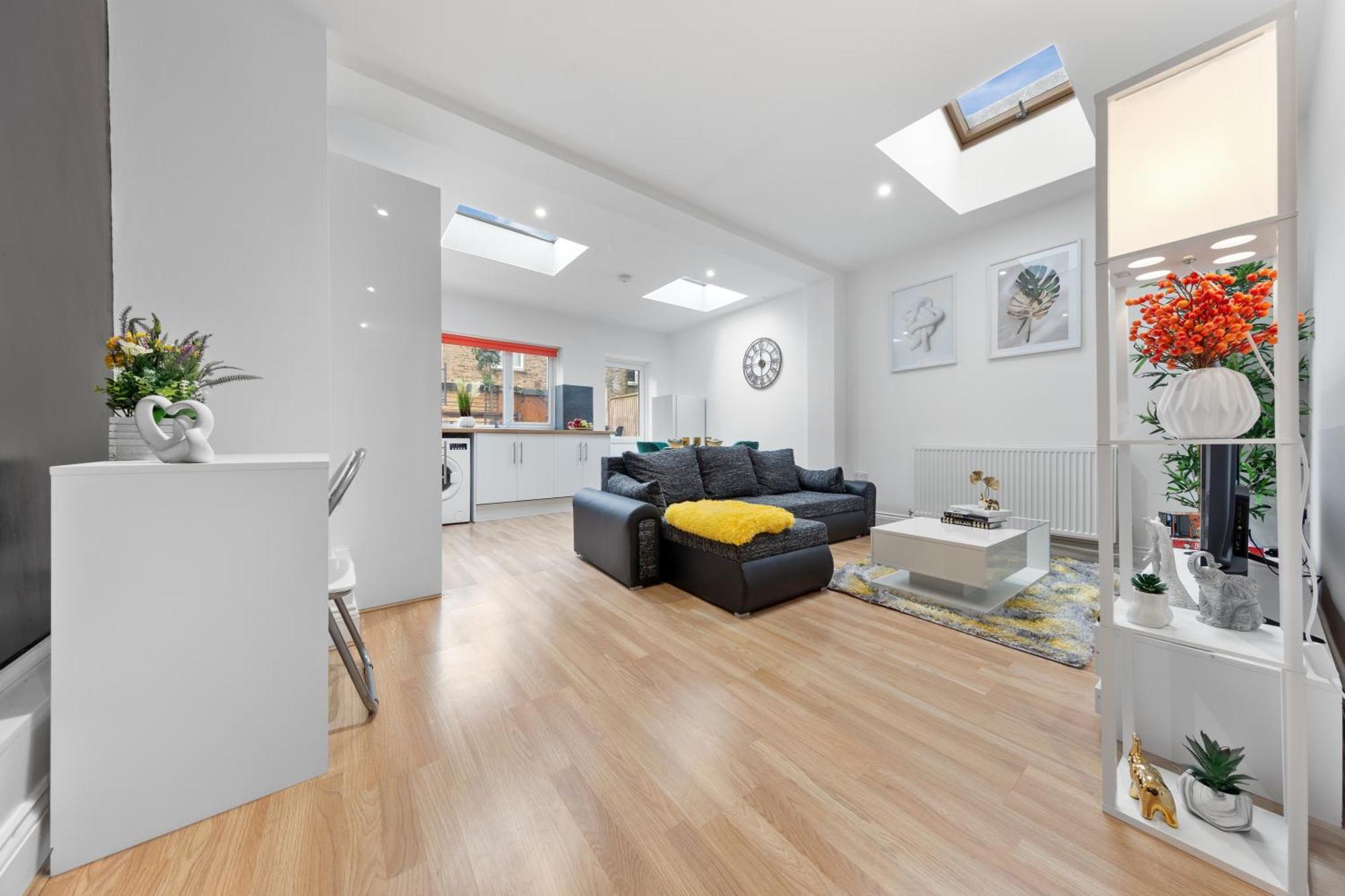 Stylish 2 Bedroom Haven In Zone 2-15 Mins To Central London- Garden & Parking Available! 5 Beds-Sleeps 6 People- Instant Book & Self Check-In! Save 20 Percent On Stays Of 7 Nights Or More ! Lägenhet London