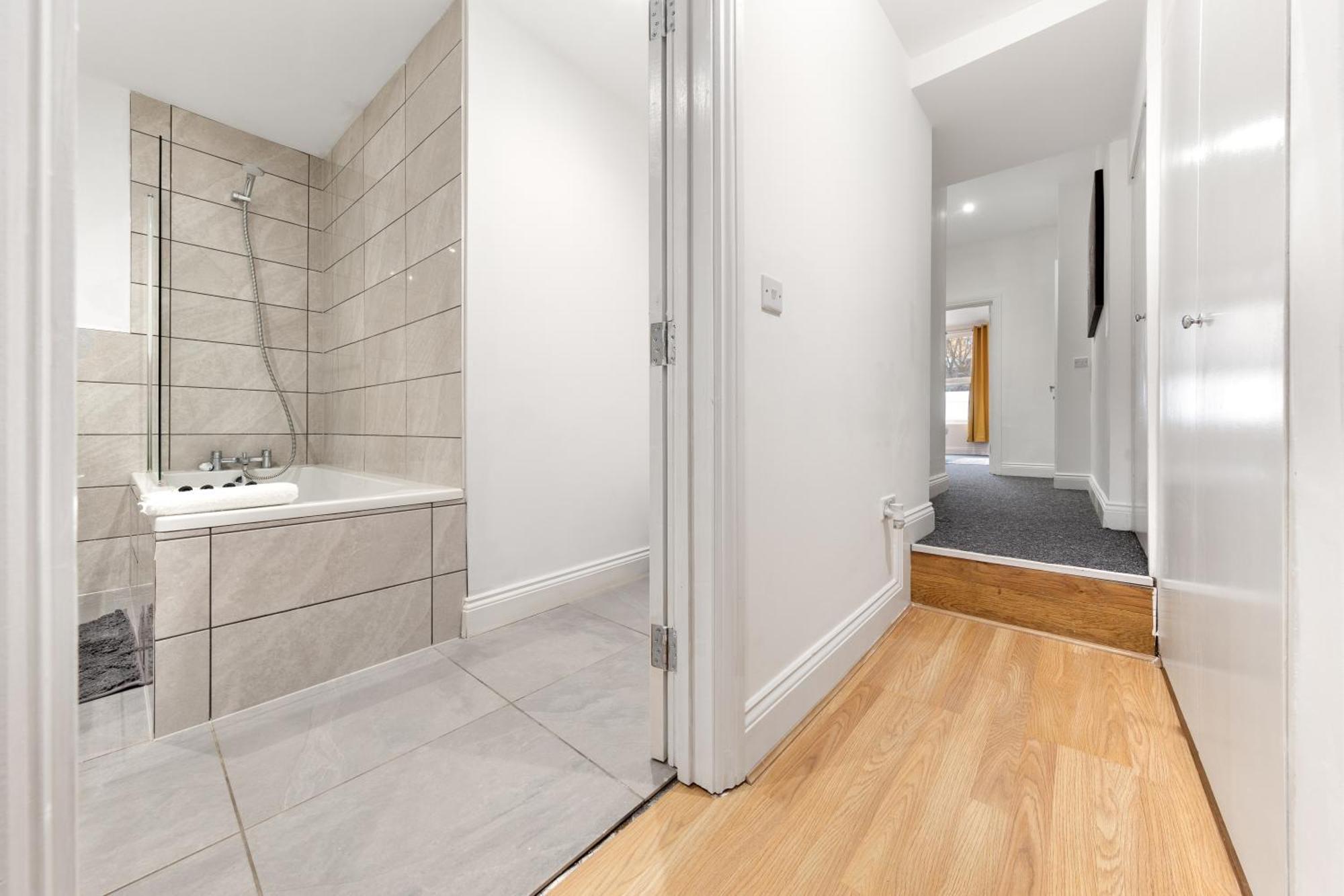 Lägenhet Stylish 2 Bedroom Haven In Zone 2-15 Mins To Central London- Garden & Parking Available! 5 Beds-Sleeps 6 People- Instant Book & Self Check-In! Save 20 Percent On Stays Of 7 Nights Or More ! London