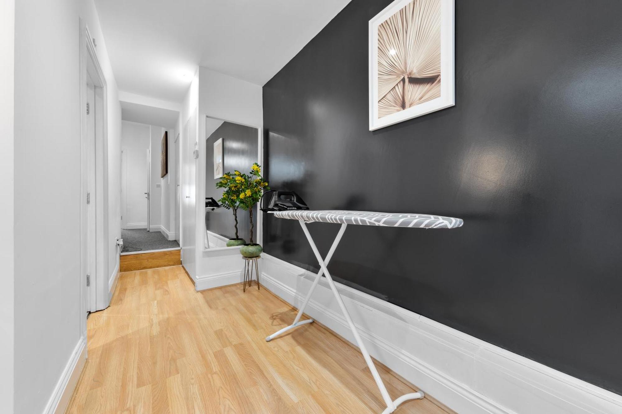 Lägenhet Stylish 2 Bedroom Haven In Zone 2-15 Mins To Central London- Garden & Parking Available! 5 Beds-Sleeps 6 People- Instant Book & Self Check-In! Save 20 Percent On Stays Of 7 Nights Or More ! *