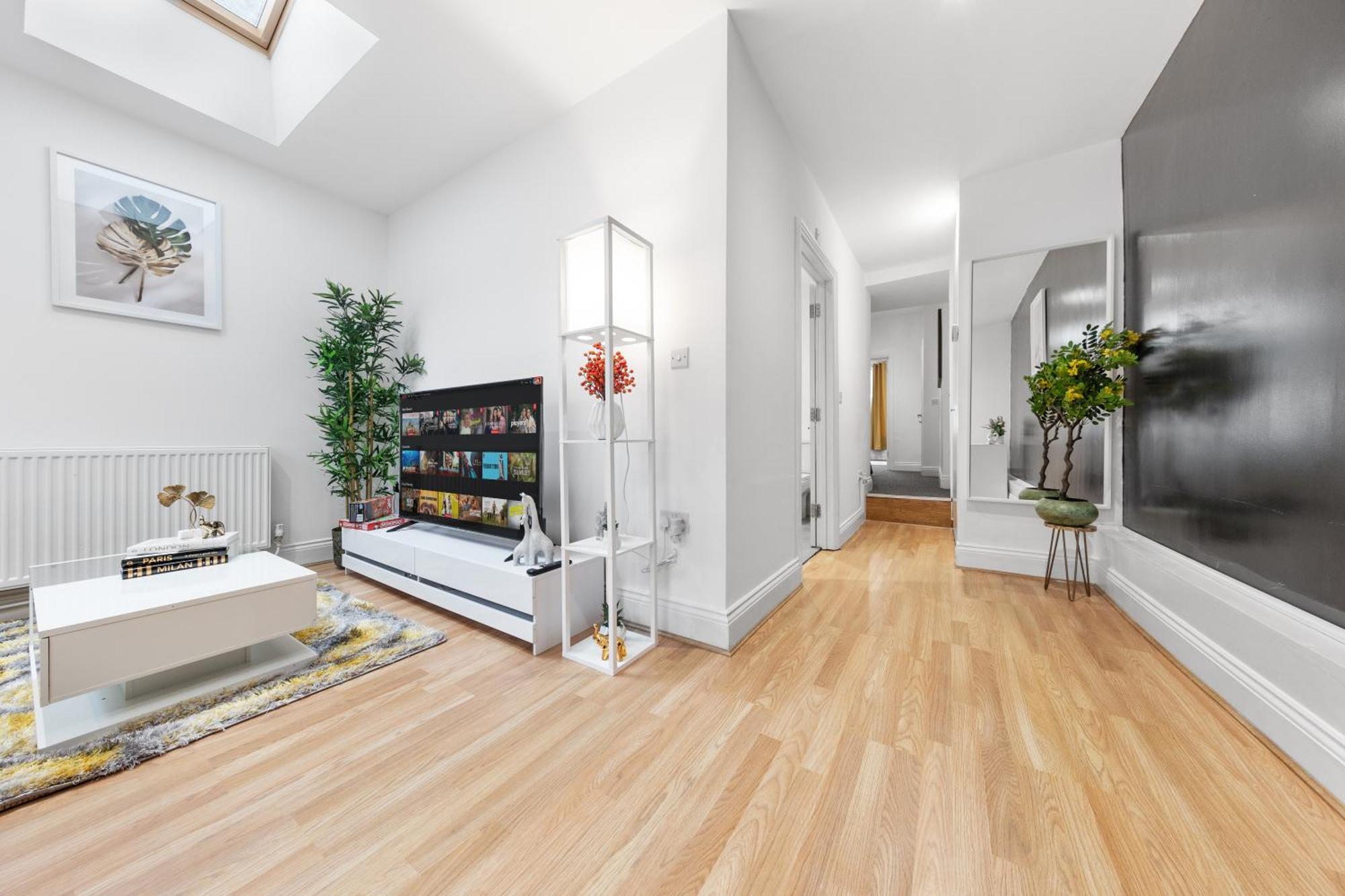 Stylish 2 Bedroom Haven In Zone 2-15 Mins To Central London- Garden & Parking Available! 5 Beds-Sleeps 6 People- Instant Book & Self Check-In! Save 20 Percent On Stays Of 7 Nights Or More ! Lägenhet London