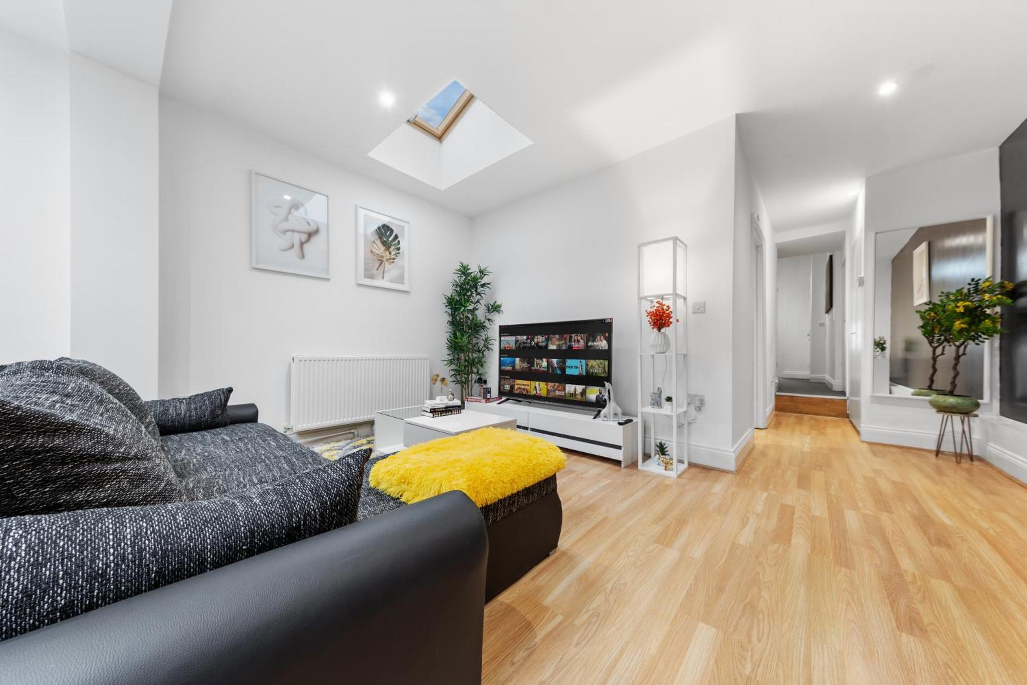 Lägenhet Stylish 2 Bedroom Haven In Zone 2-15 Mins To Central London- Garden & Parking Available! 5 Beds-Sleeps 6 People- Instant Book & Self Check-In! Save 20 Percent On Stays Of 7 Nights Or More ! London
