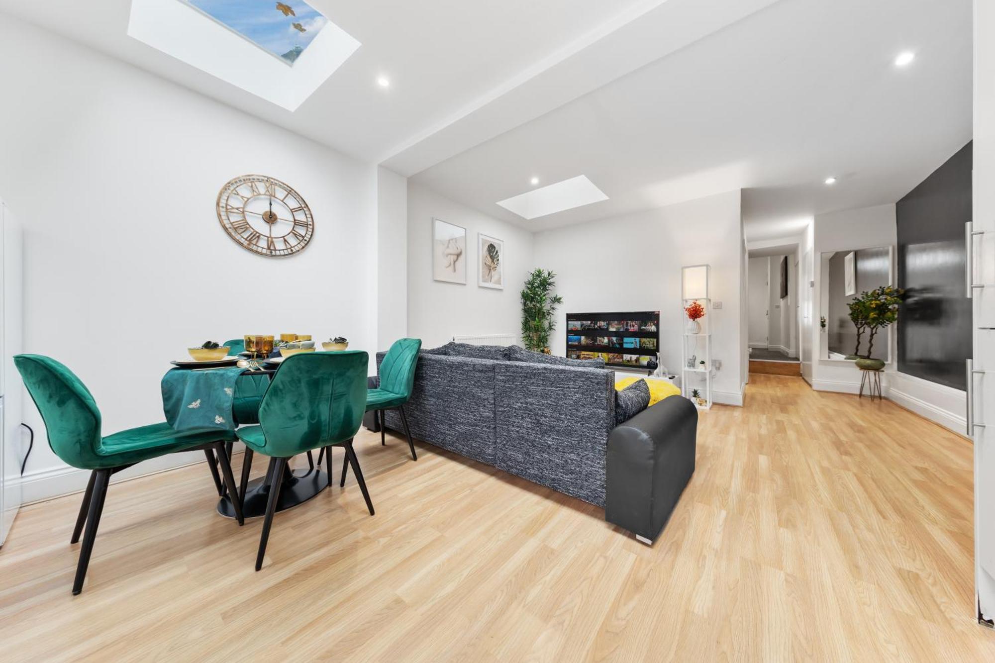 Lägenhet Stylish 2 Bedroom Haven In Zone 2-15 Mins To Central London- Garden & Parking Available! 5 Beds-Sleeps 6 People- Instant Book & Self Check-In! Save 20 Percent On Stays Of 7 Nights Or More ! *