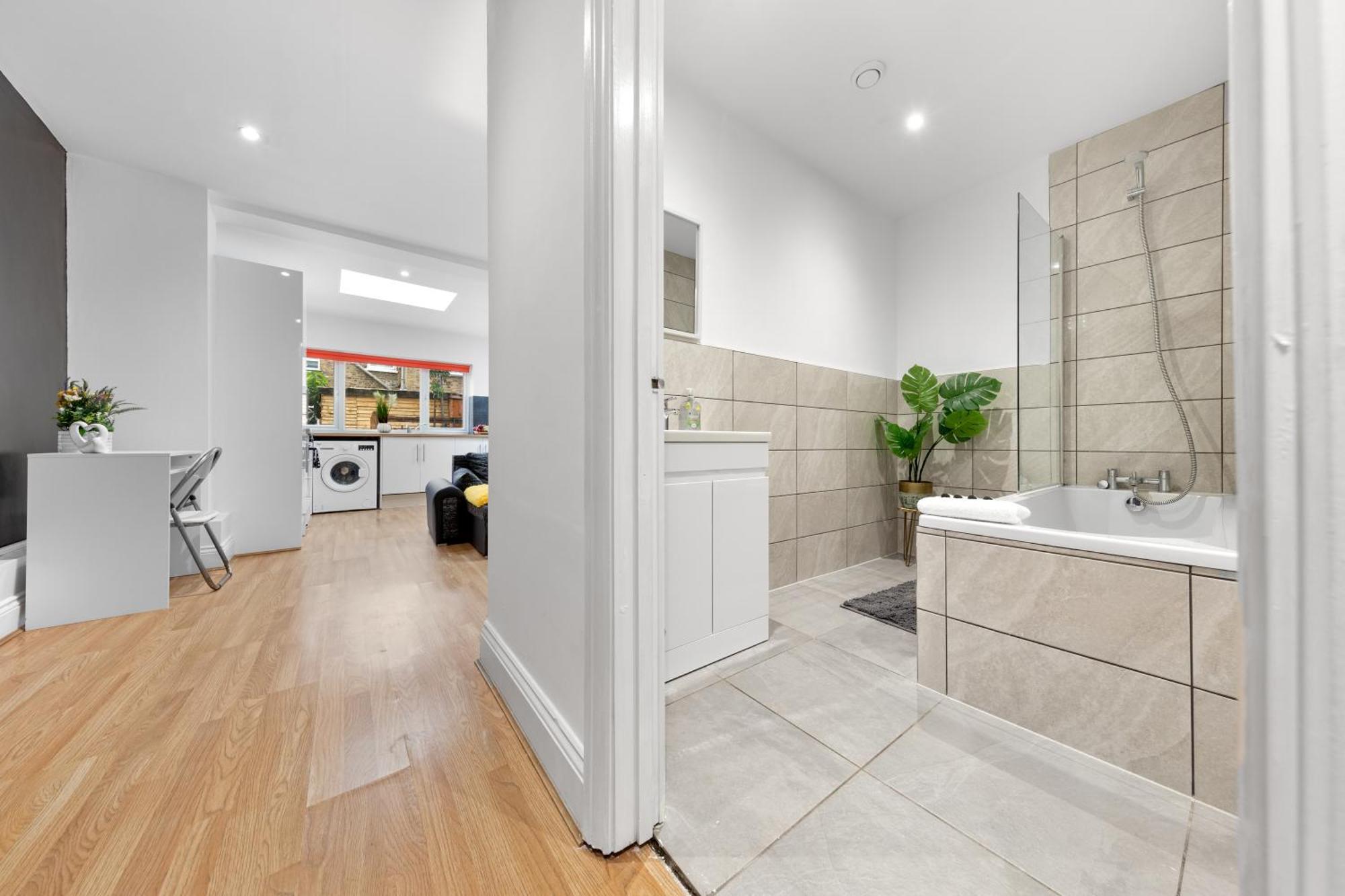 Stylish 2 Bedroom Haven In Zone 2-15 Mins To Central London- Garden & Parking Available! 5 Beds-Sleeps 6 People- Instant Book & Self Check-In! Save 20 Percent On Stays Of 7 Nights Or More ! Lägenhet