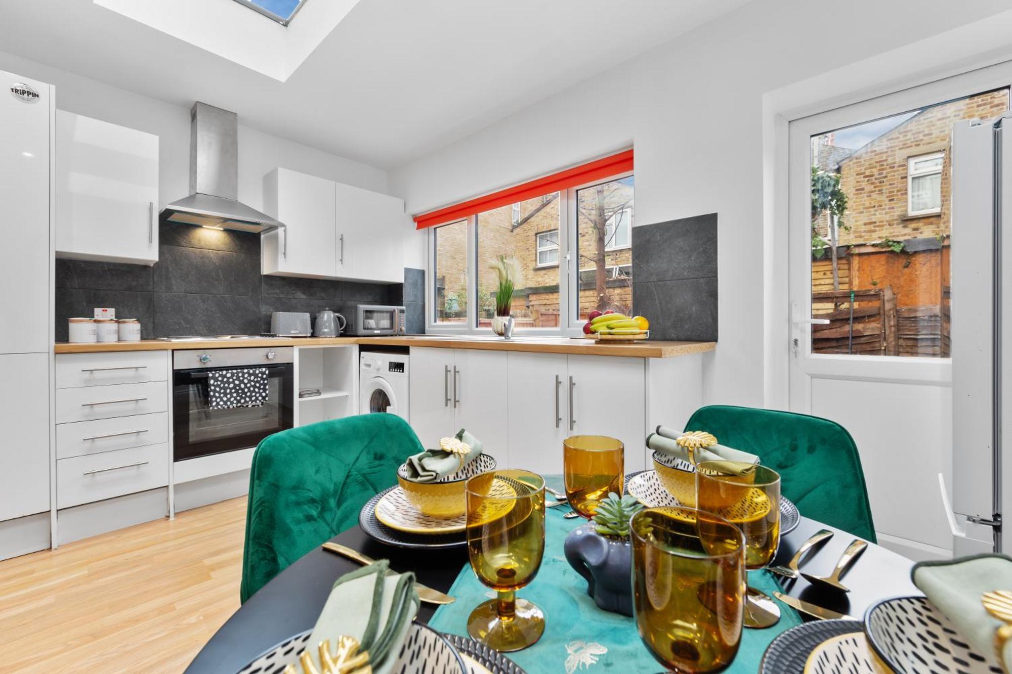Lägenhet Stylish 2 Bedroom Haven In Zone 2-15 Mins To Central London- Garden & Parking Available! 5 Beds-Sleeps 6 People- Instant Book & Self Check-In! Save 20 Percent On Stays Of 7 Nights Or More ! *