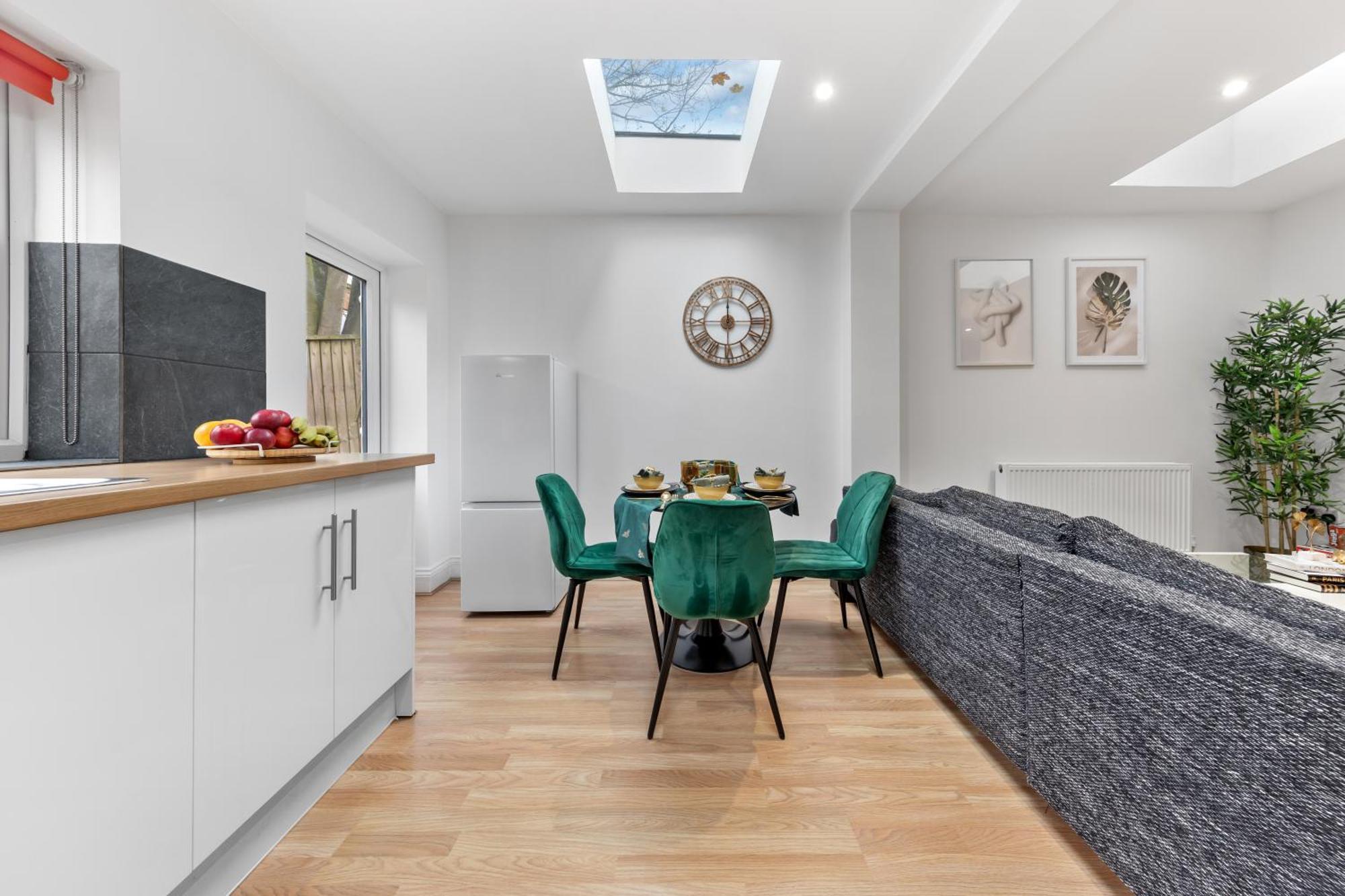Stylish 2 Bedroom Haven In Zone 2-15 Mins To Central London- Garden & Parking Available! 5 Beds-Sleeps 6 People- Instant Book & Self Check-In! Save 20 Percent On Stays Of 7 Nights Or More ! Lägenhet London