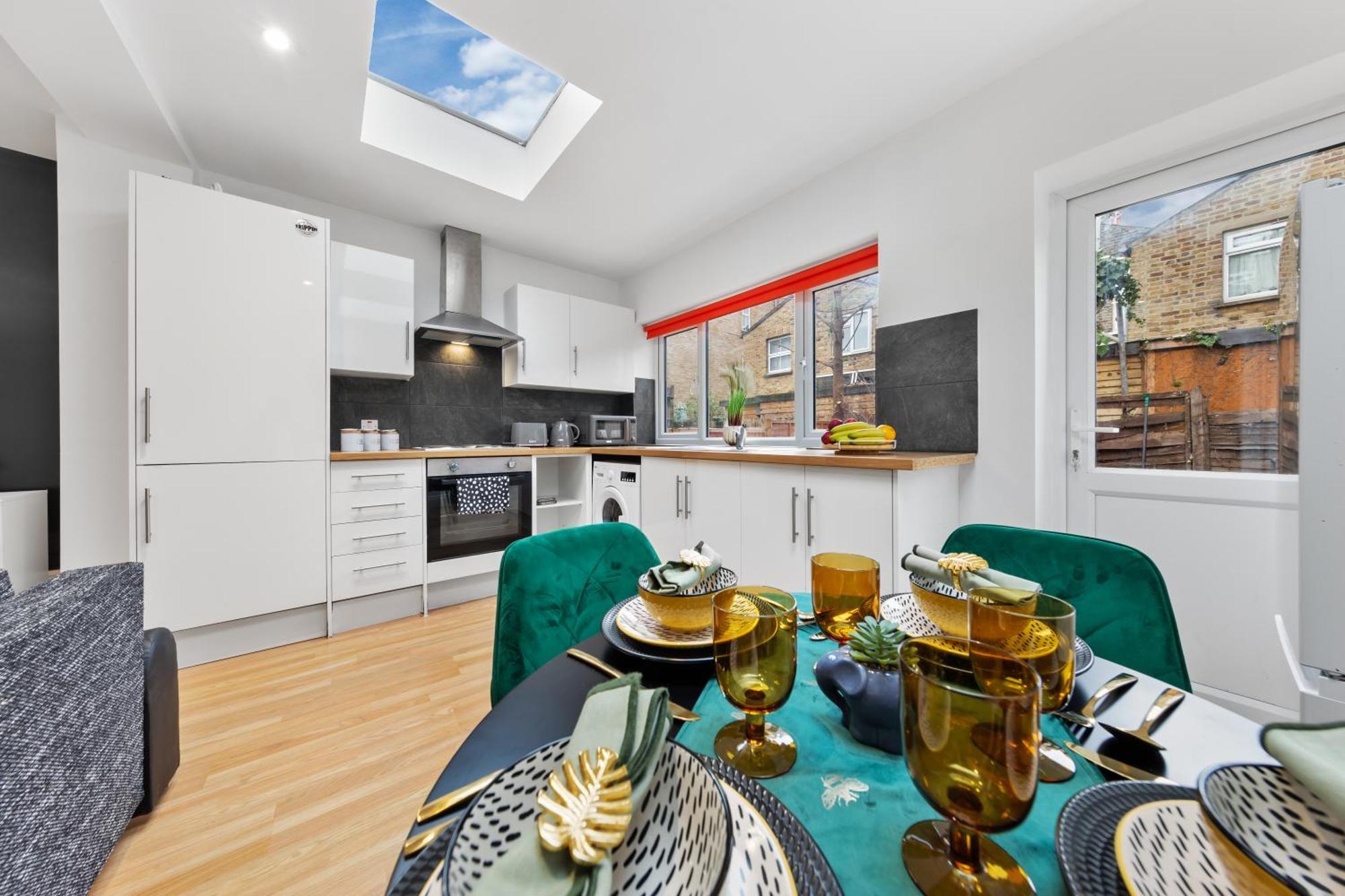 Lägenhet Stylish 2 Bedroom Haven In Zone 2-15 Mins To Central London- Garden & Parking Available! 5 Beds-Sleeps 6 People- Instant Book & Self Check-In! Save 20 Percent On Stays Of 7 Nights Or More ! London