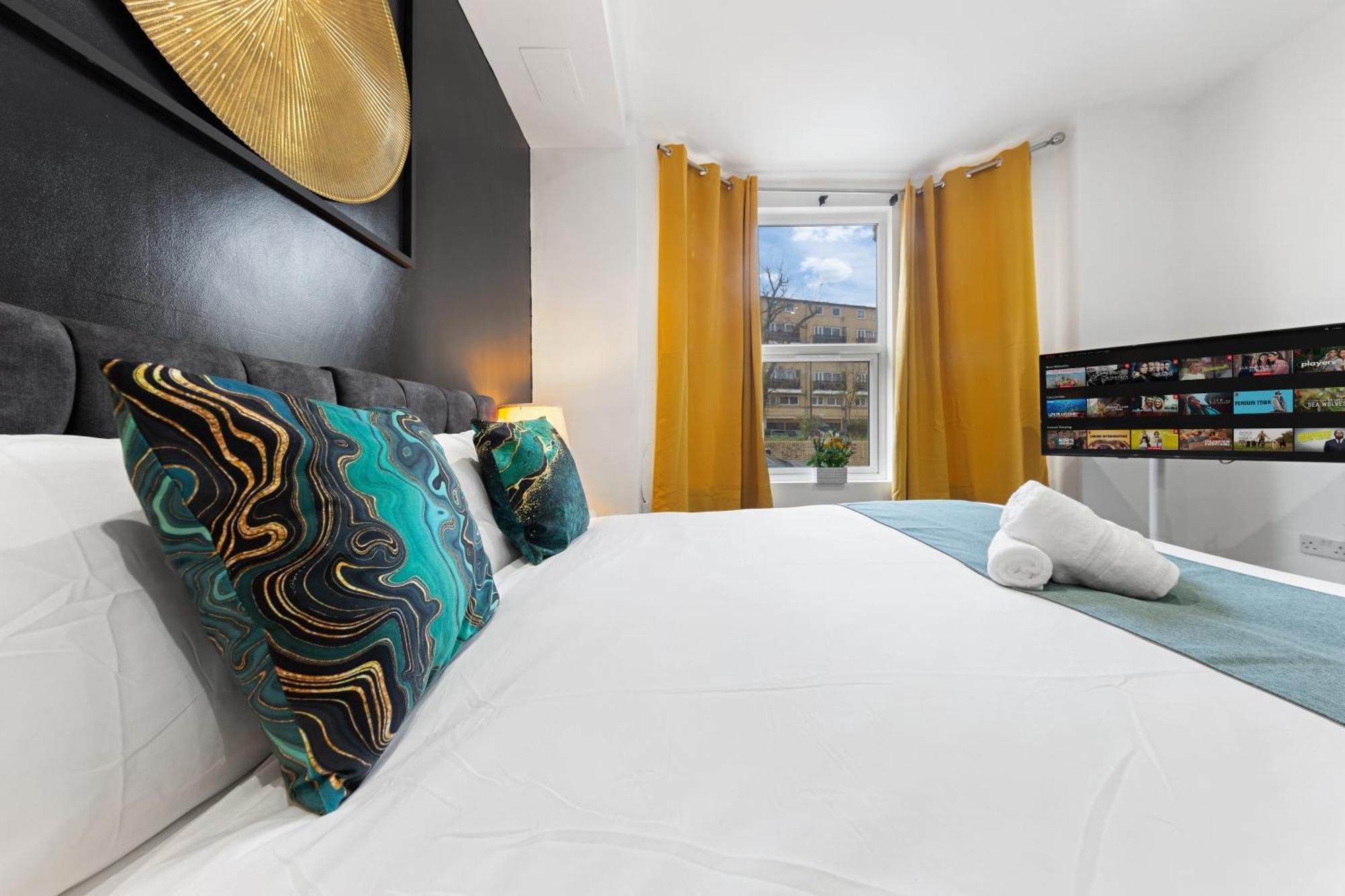 Stylish 2 Bedroom Haven In Zone 2-15 Mins To Central London- Garden & Parking Available! 5 Beds-Sleeps 6 People- Instant Book & Self Check-In! Save 20 Percent On Stays Of 7 Nights Or More ! Lägenhet