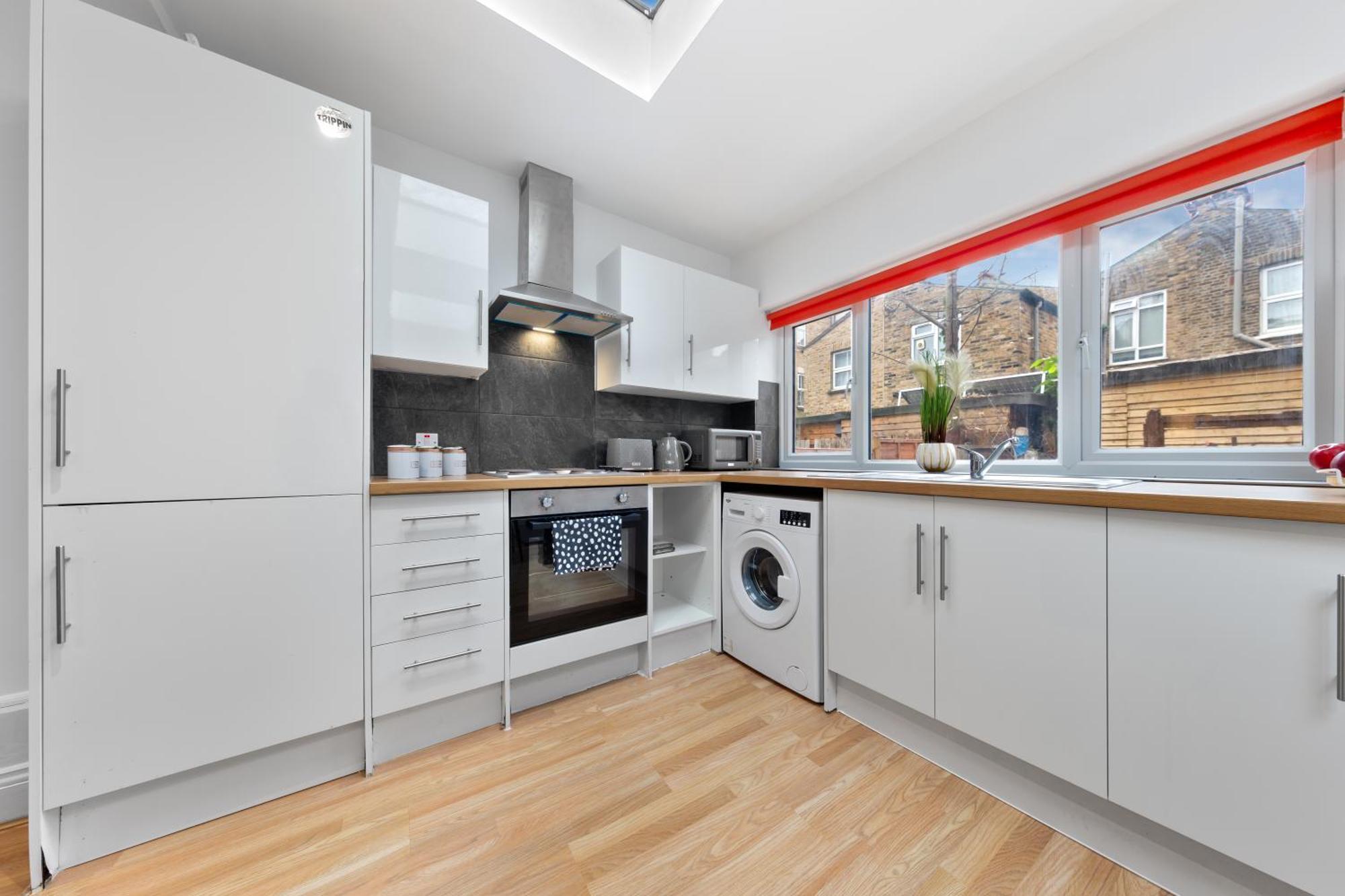 Stylish 2 Bedroom Haven In Zone 2-15 Mins To Central London- Garden & Parking Available! 5 Beds-Sleeps 6 People- Instant Book & Self Check-In! Save 20 Percent On Stays Of 7 Nights Or More ! Lägenhet London