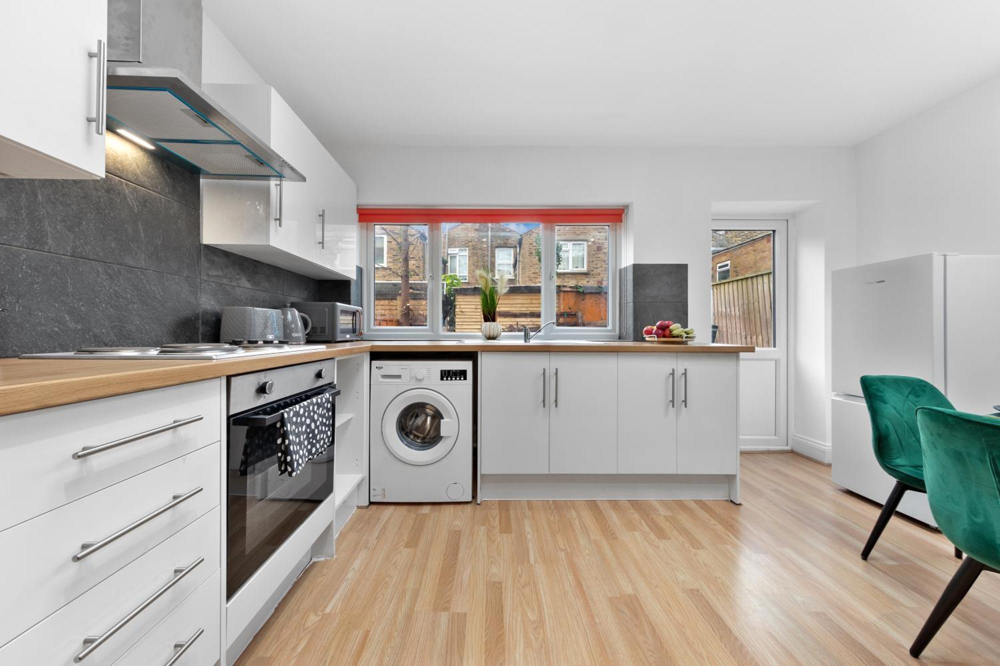 Lägenhet Stylish 2 Bedroom Haven In Zone 2-15 Mins To Central London- Garden & Parking Available! 5 Beds-Sleeps 6 People- Instant Book & Self Check-In! Save 20 Percent On Stays Of 7 Nights Or More ! *