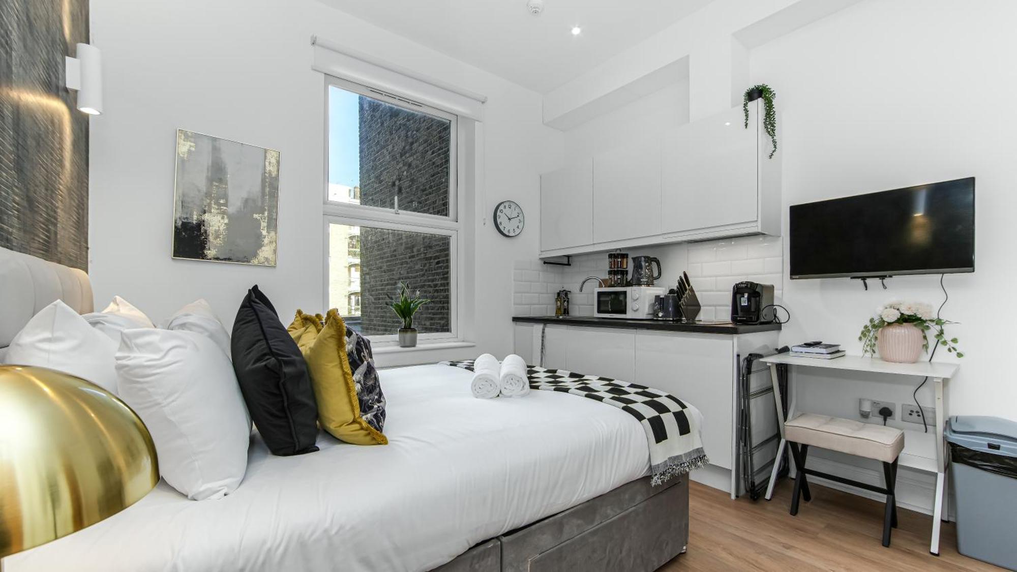 Charming Petite In With Kitchenette Lägenhet