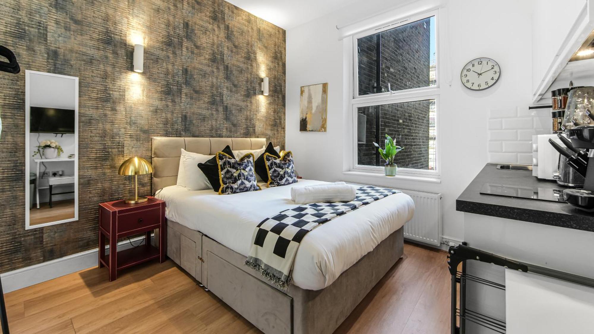 Charming Petite In With Kitchenette Lägenhet London