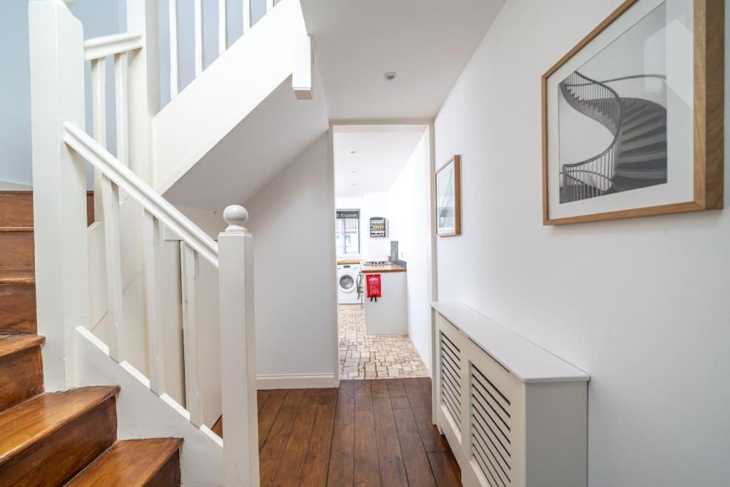 Bright Spacious 2 Bedroom Flat In Zone One * Londen