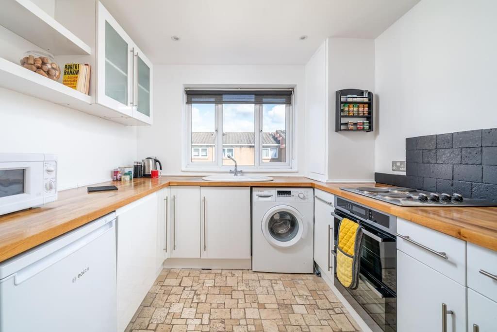Bright Spacious 2 Bedroom Flat In Zone One Londen