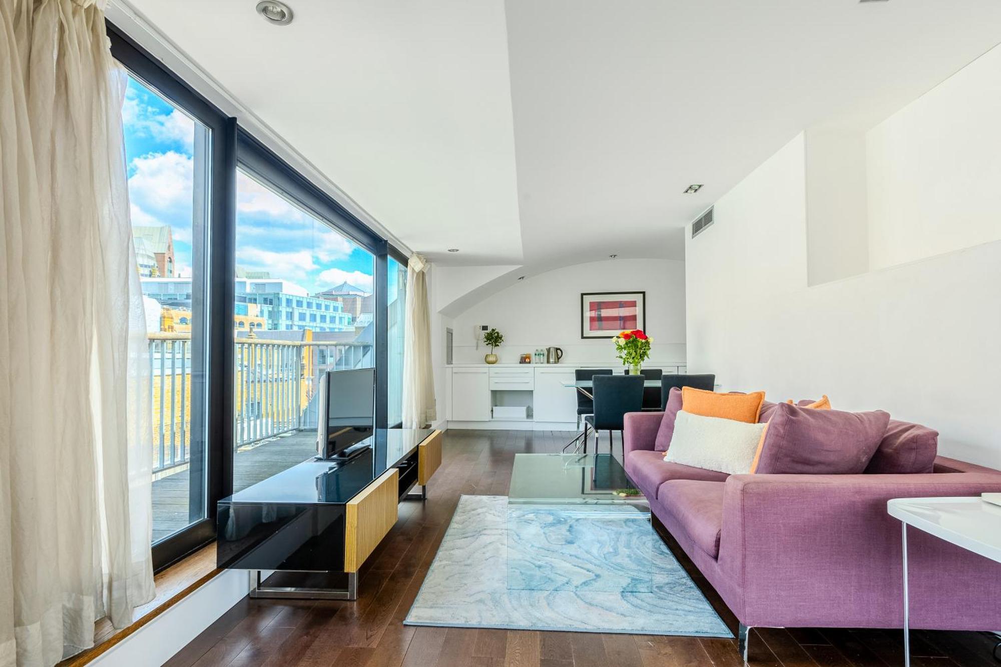 Modern Serviced 2 Minutes From Monument Tube Station * Londen