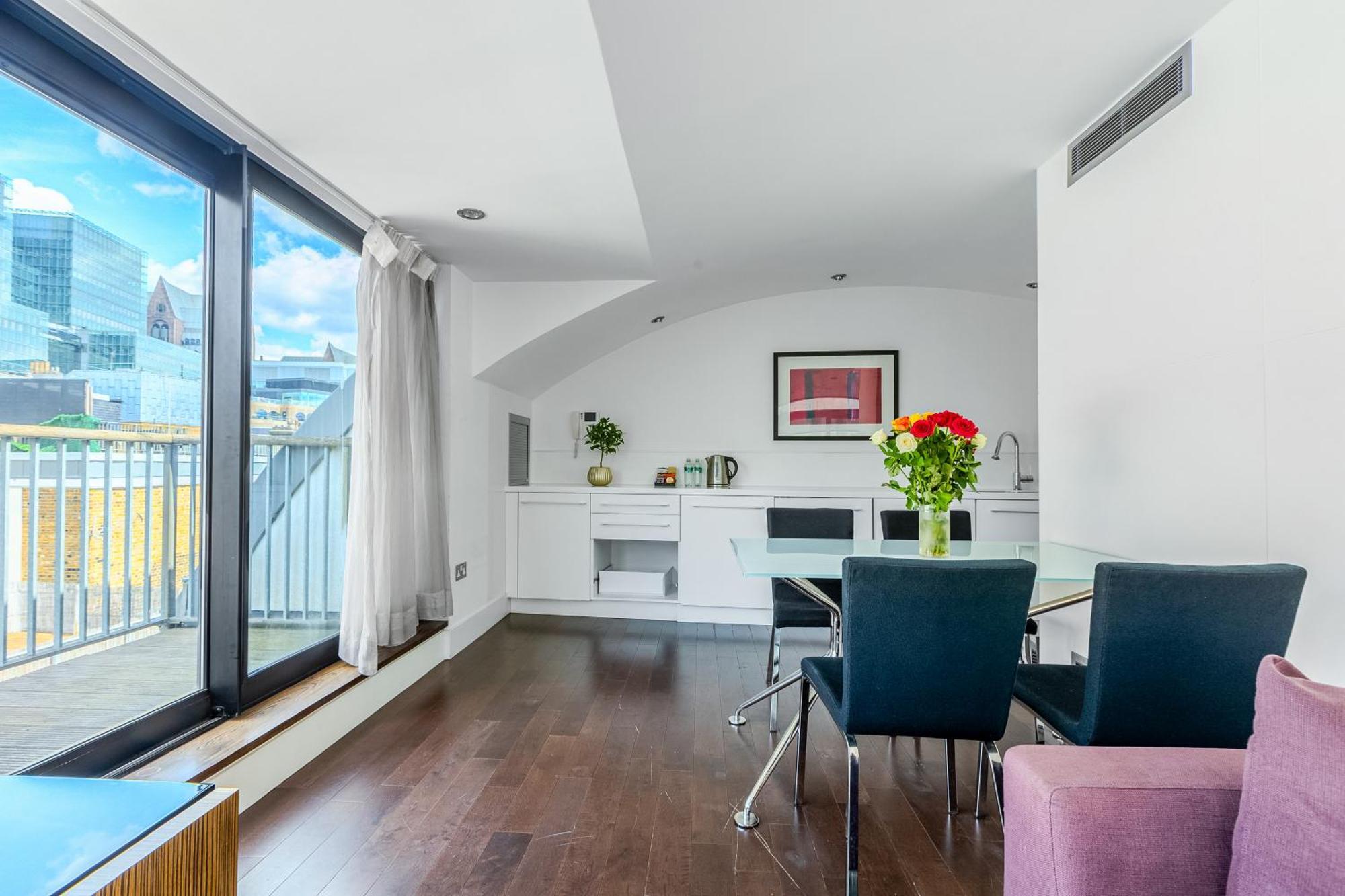 Modern Serviced 2 Minutes From Monument Tube Station Appartement Londen