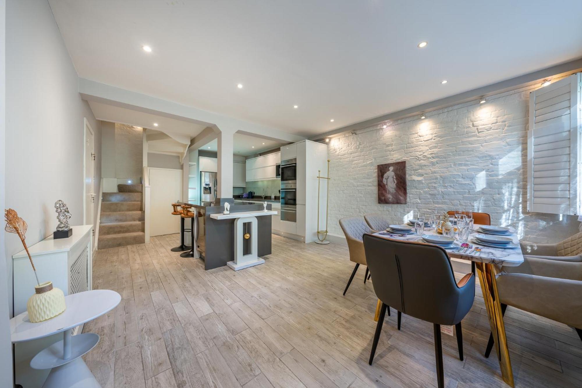 Massive 200 Sqm 3-bedroom Villa London